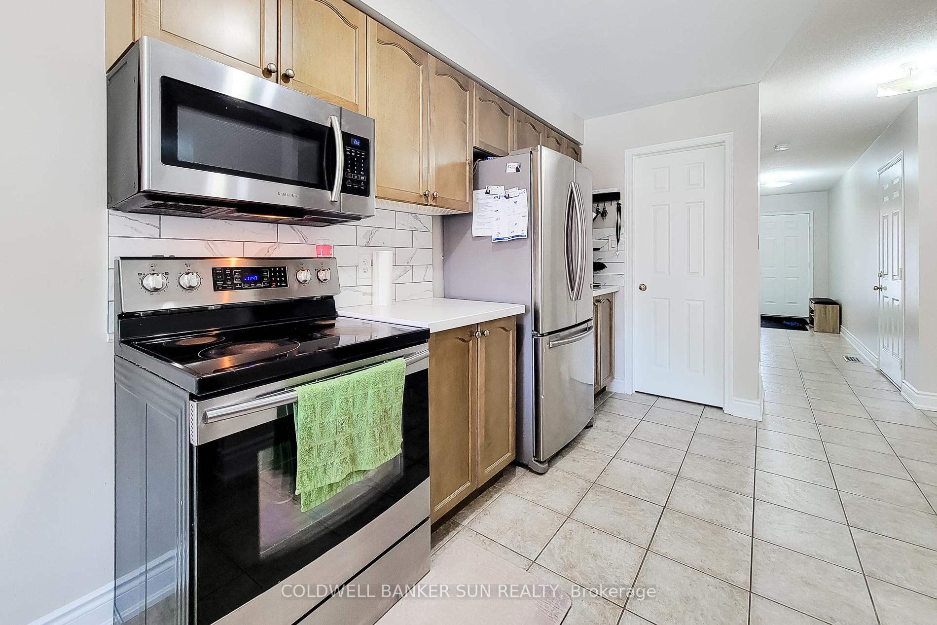 Photo 7 of 112 Meadow Wood Crescent, Hamilton, Stoney Creek Mountain — HOMEH