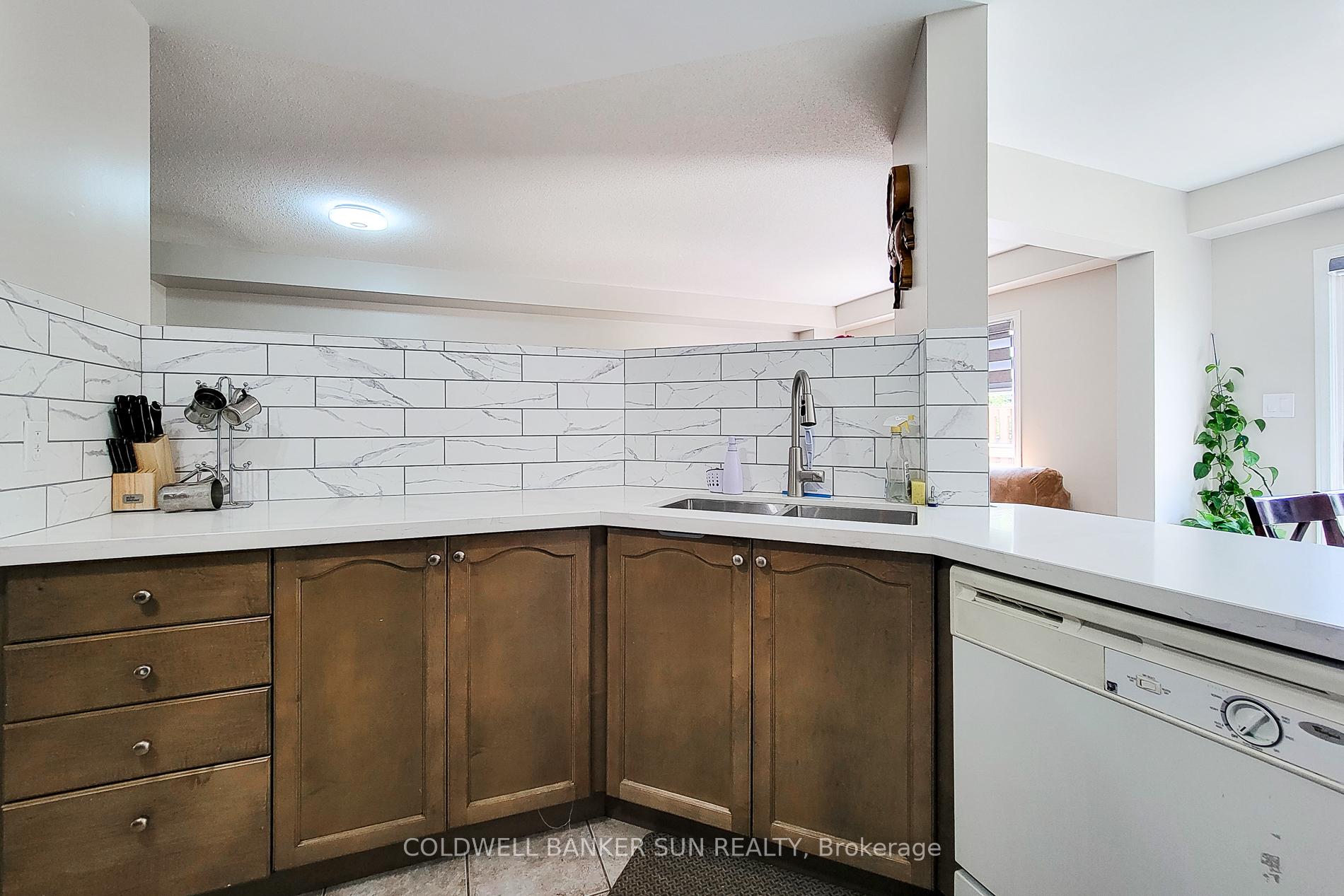 Photo 6 of 112 Meadow Wood Crescent, Hamilton, Stoney Creek Mountain — HOMEH