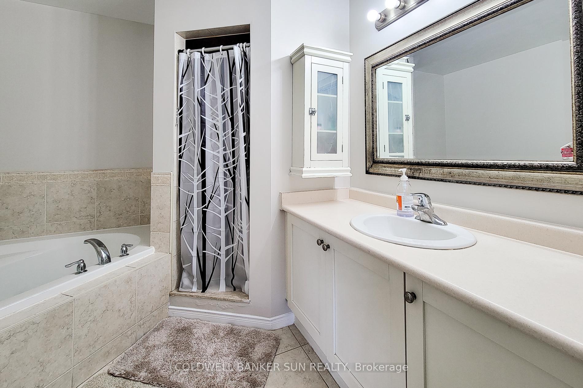 Photo 22 of 112 Meadow Wood Crescent, Hamilton, Stoney Creek Mountain — HOMEH