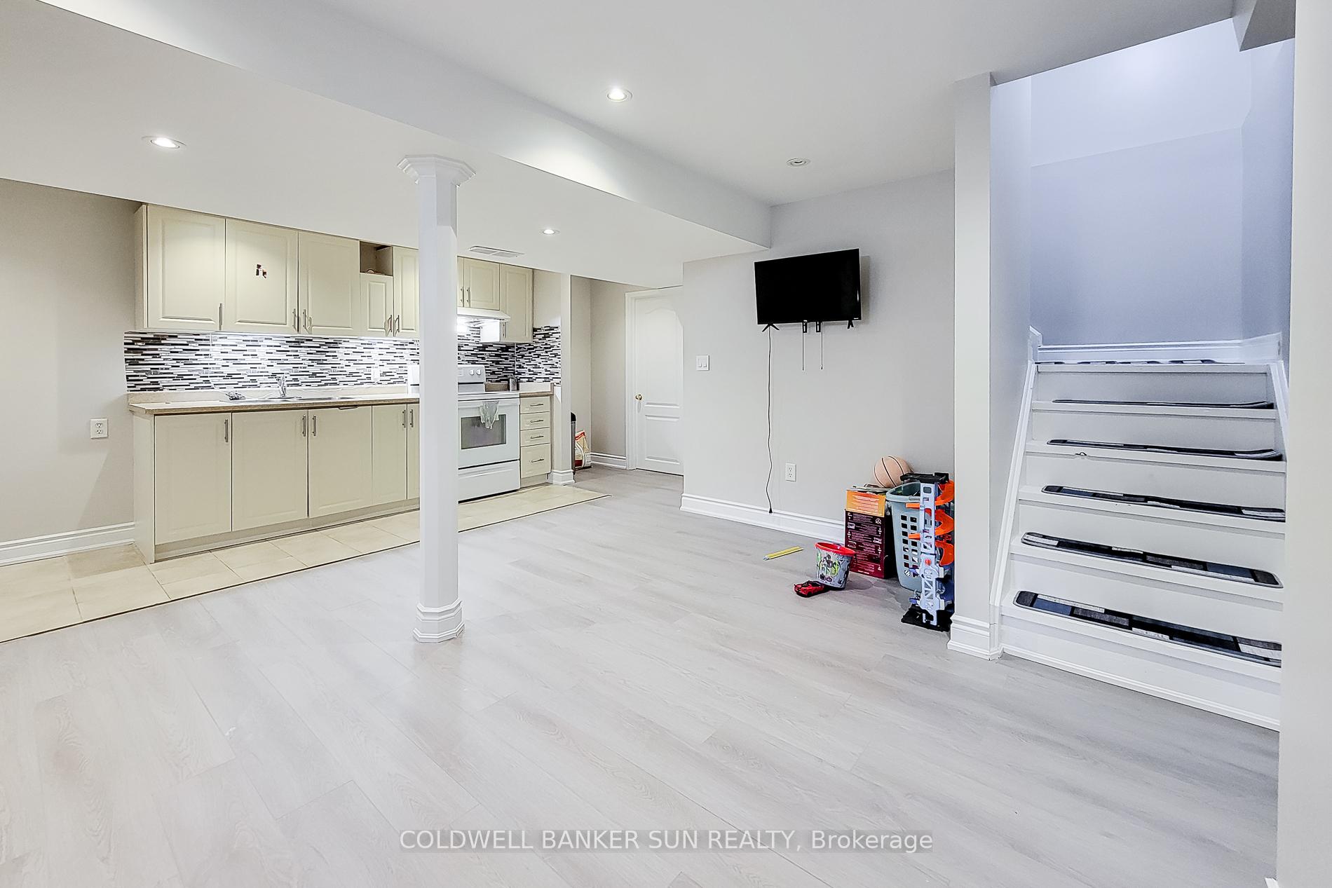 Photo 16 of 112 Meadow Wood Crescent, Hamilton, Stoney Creek Mountain — HOMEH
