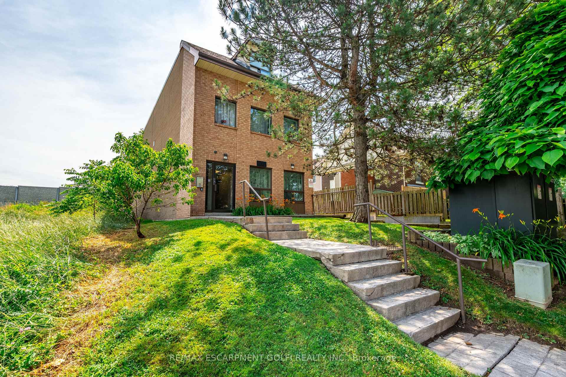 Front of Unit 101, 4872 Valley Way