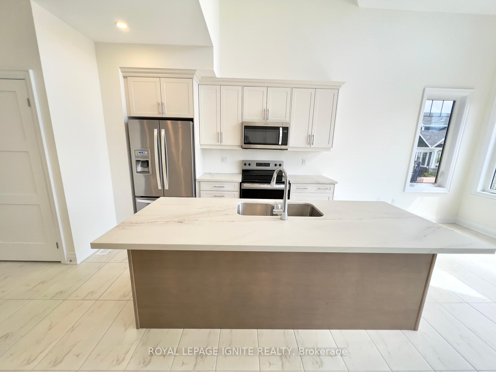 Photo 11 of 531 Hudson Crescent, Midland — HOMEH