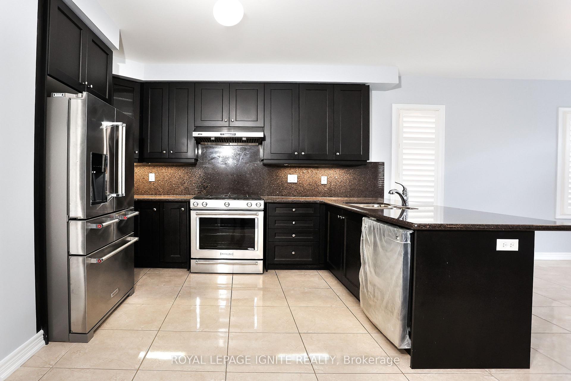 Photo 3 of 77 Frederick Stamm Crescent, Markham, Berczy — HOMEH