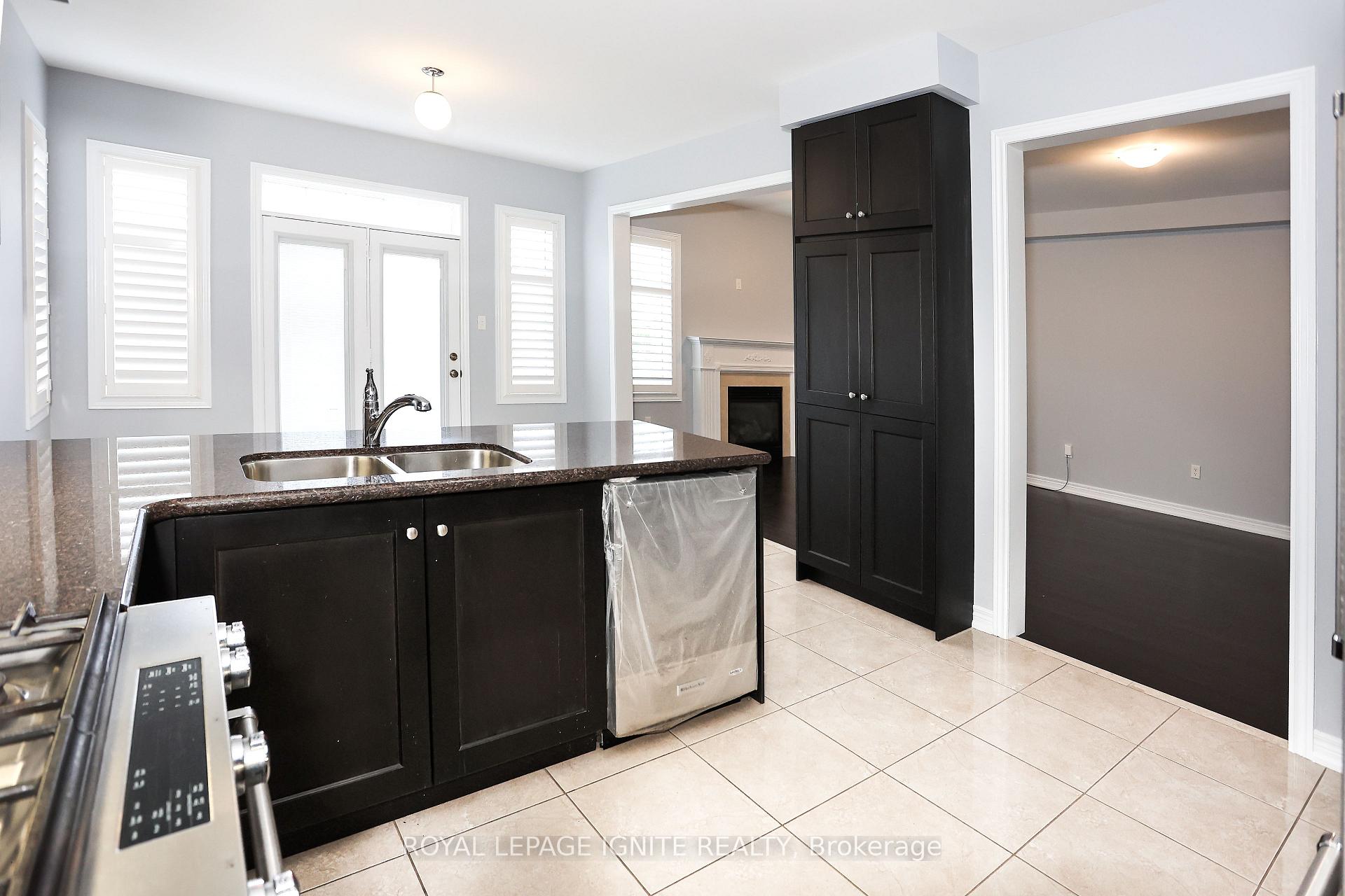 Photo 4 of 77 Frederick Stamm Crescent, Markham, Berczy — HOMEH