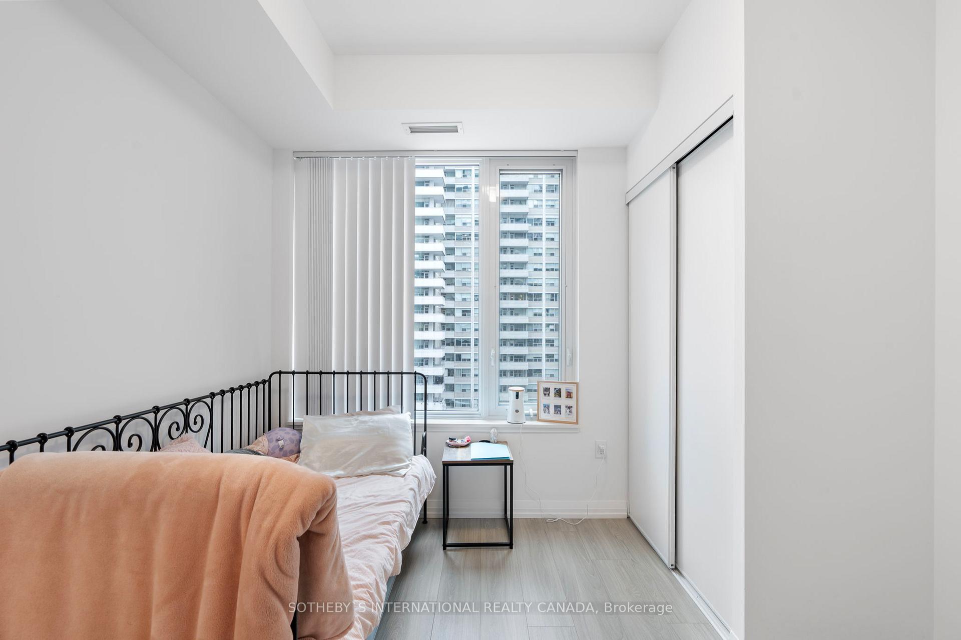 Photo 4 of Unit 711, 50 Dunfield Avenue, Toronto, Mount Pleasant East — HOMEH