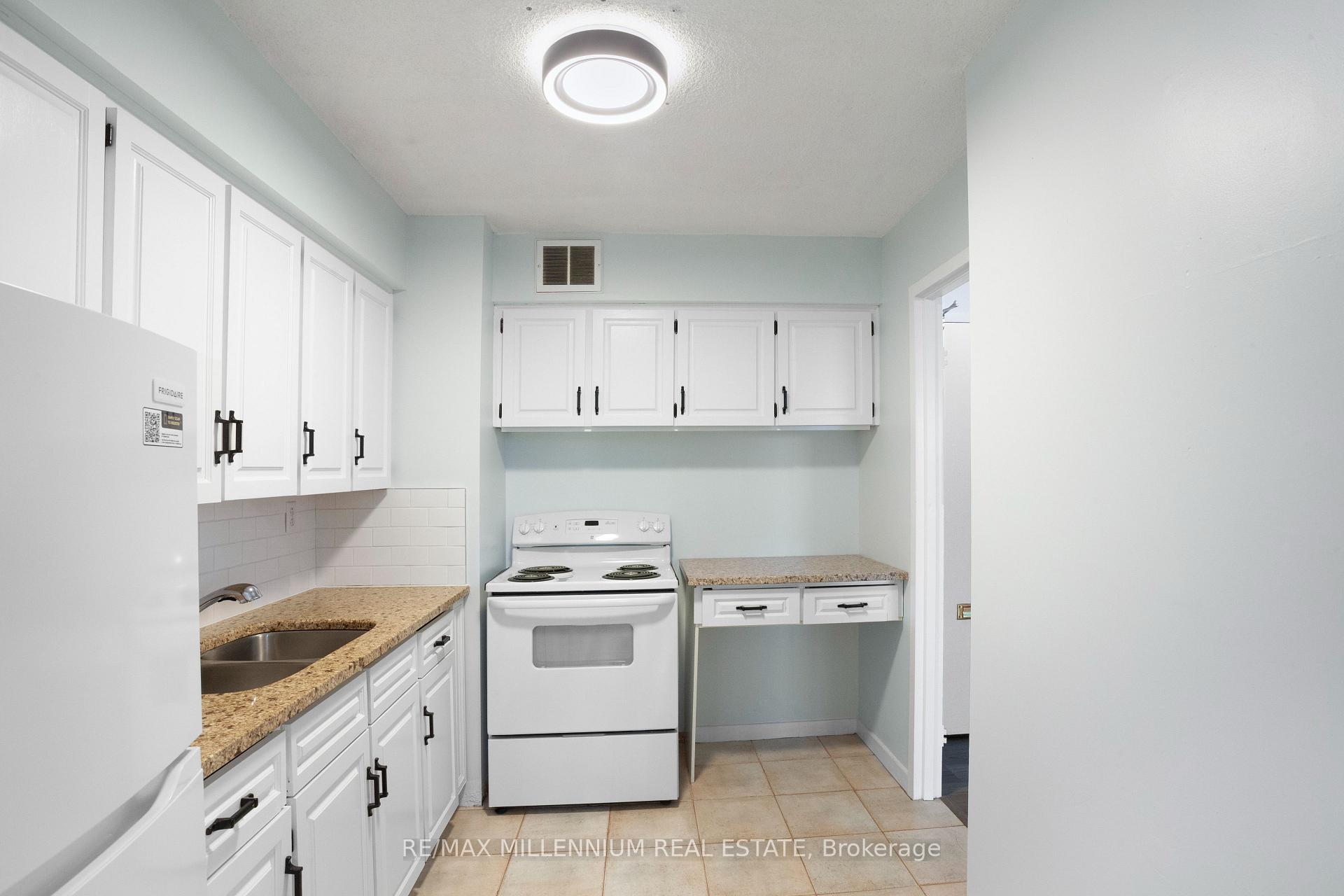 Photo 9 of Unit 705, 151 La Rose Avenue, Etobicoke, Humber Heights — HOMEH