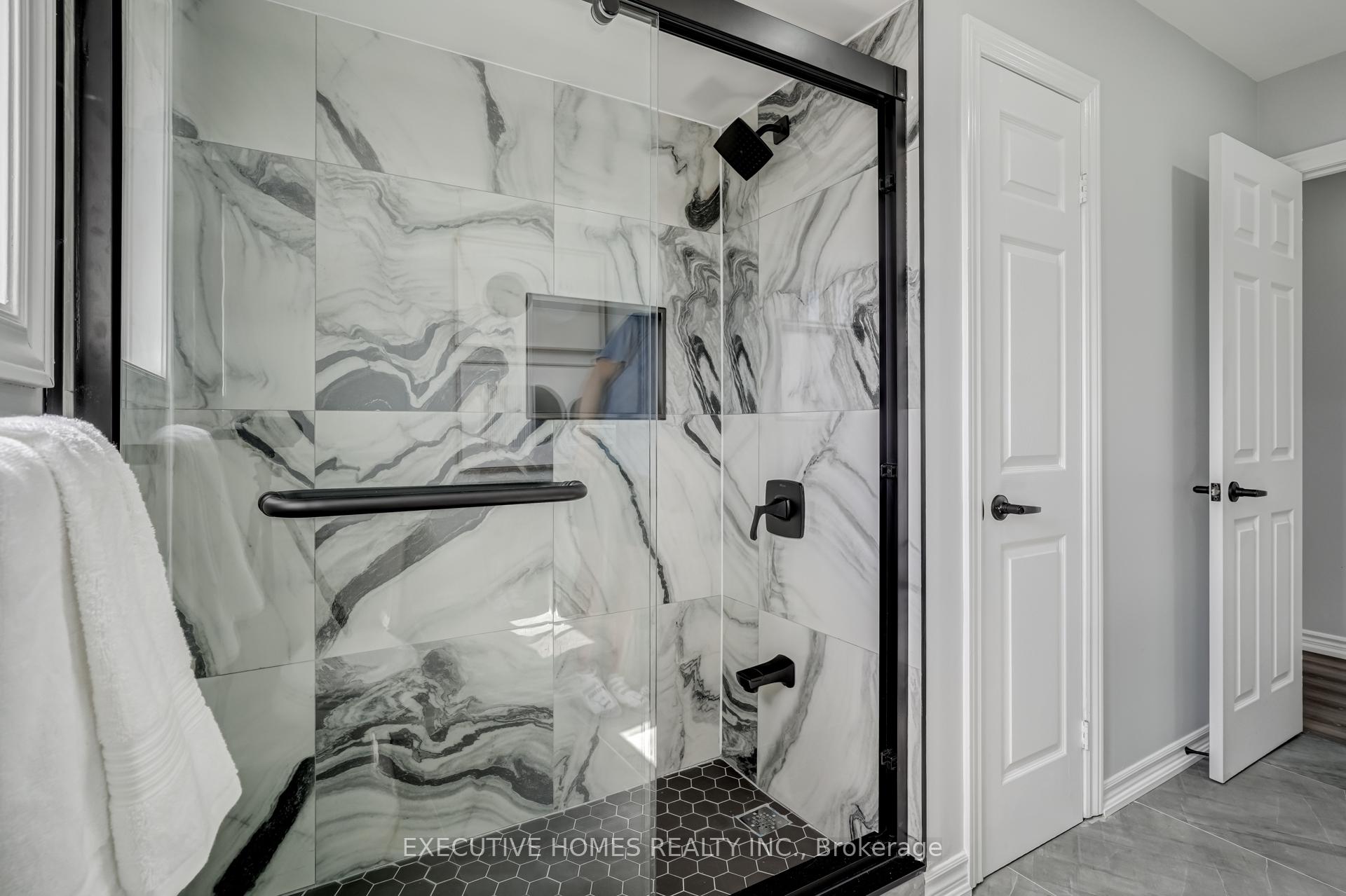 Photo 28 of 254 Livingstone Street E, Barrie, Little Lake — HOMEH