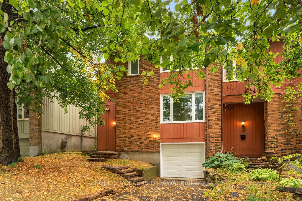Front of 12 Bayside Private