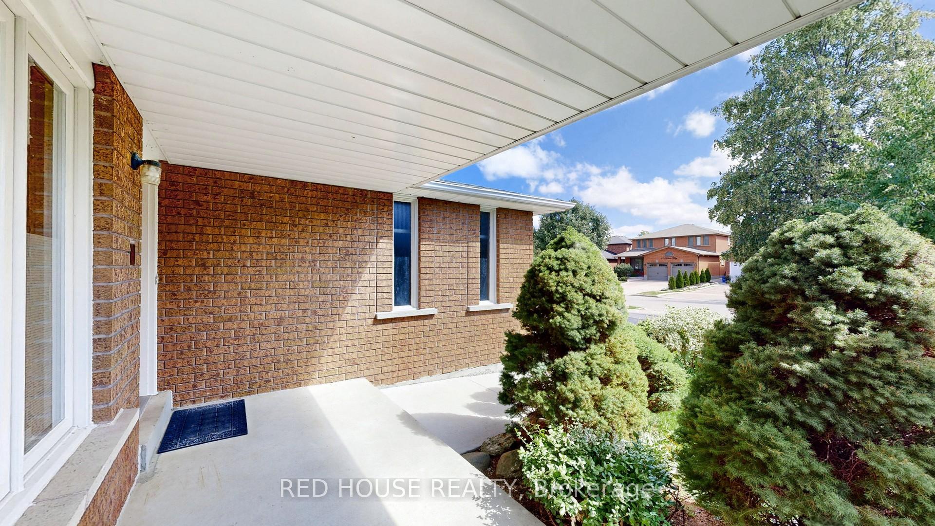 Photo 4 of 56 Belair Way, Vaughan, East Woodbridge — HOMEH