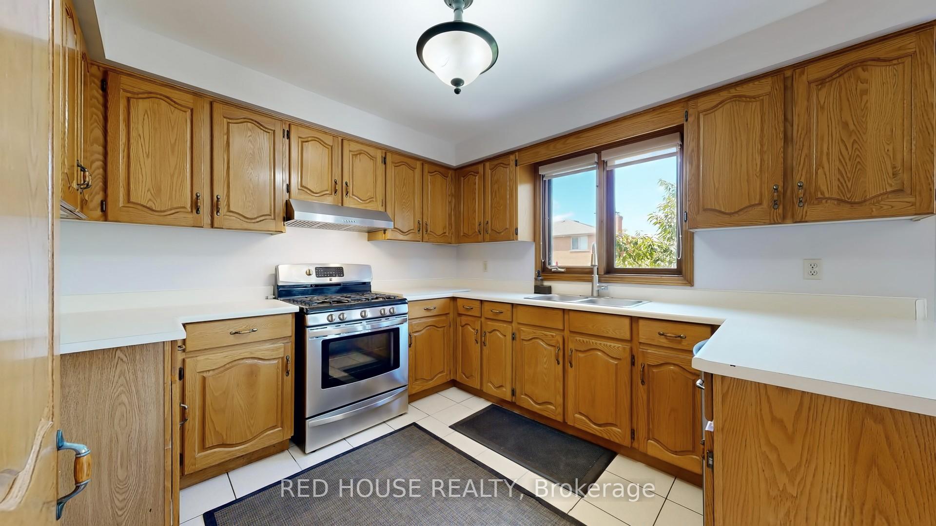 Photo 8 of 56 Belair Way, Vaughan, East Woodbridge — HOMEH