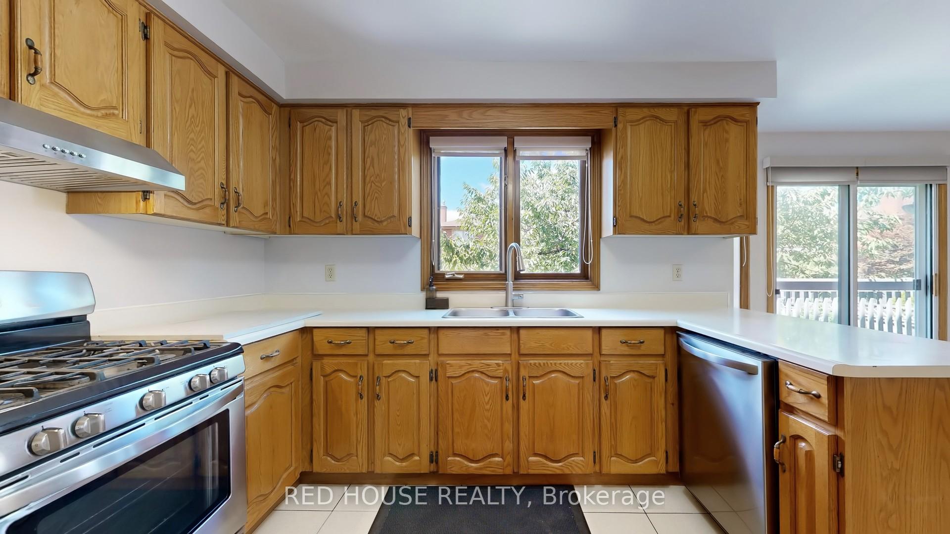 Photo 10 of 56 Belair Way, Vaughan, East Woodbridge — HOMEH