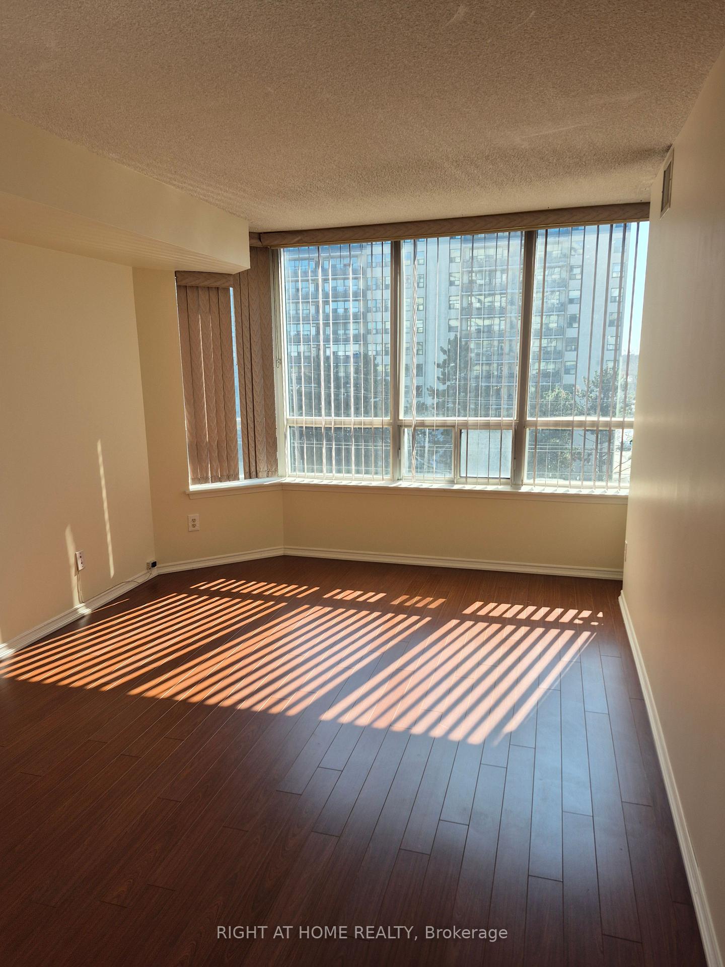 Photo 12 of Unit 605, 91 Townsgate Drive, Vaughan, Crestwood-Springfarm-Yorkhill — HOMEH