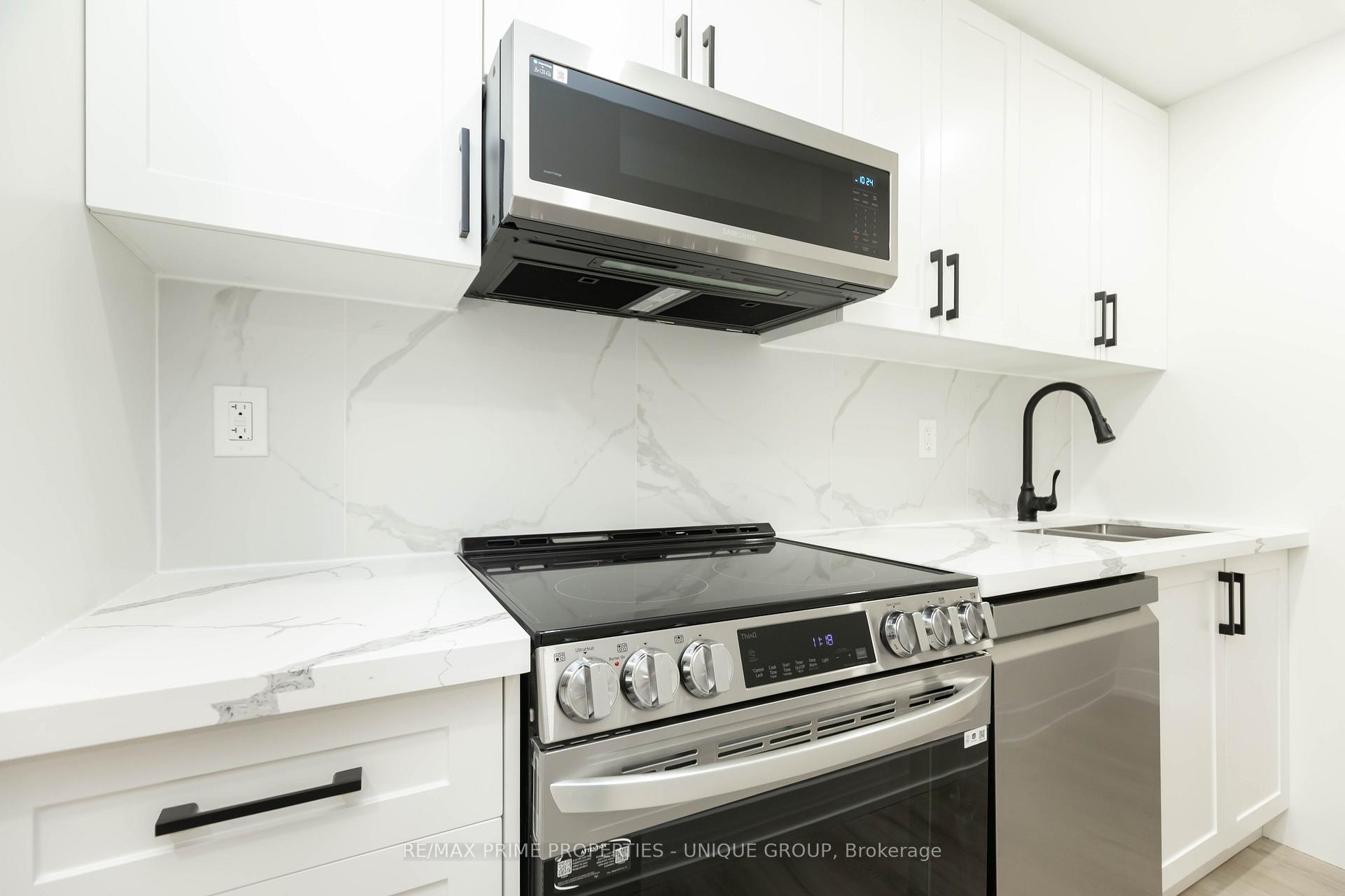 Photo 10 of Unit Lower, 10 Emmett Place E, Whitby, Pringle Creek — HOMEH