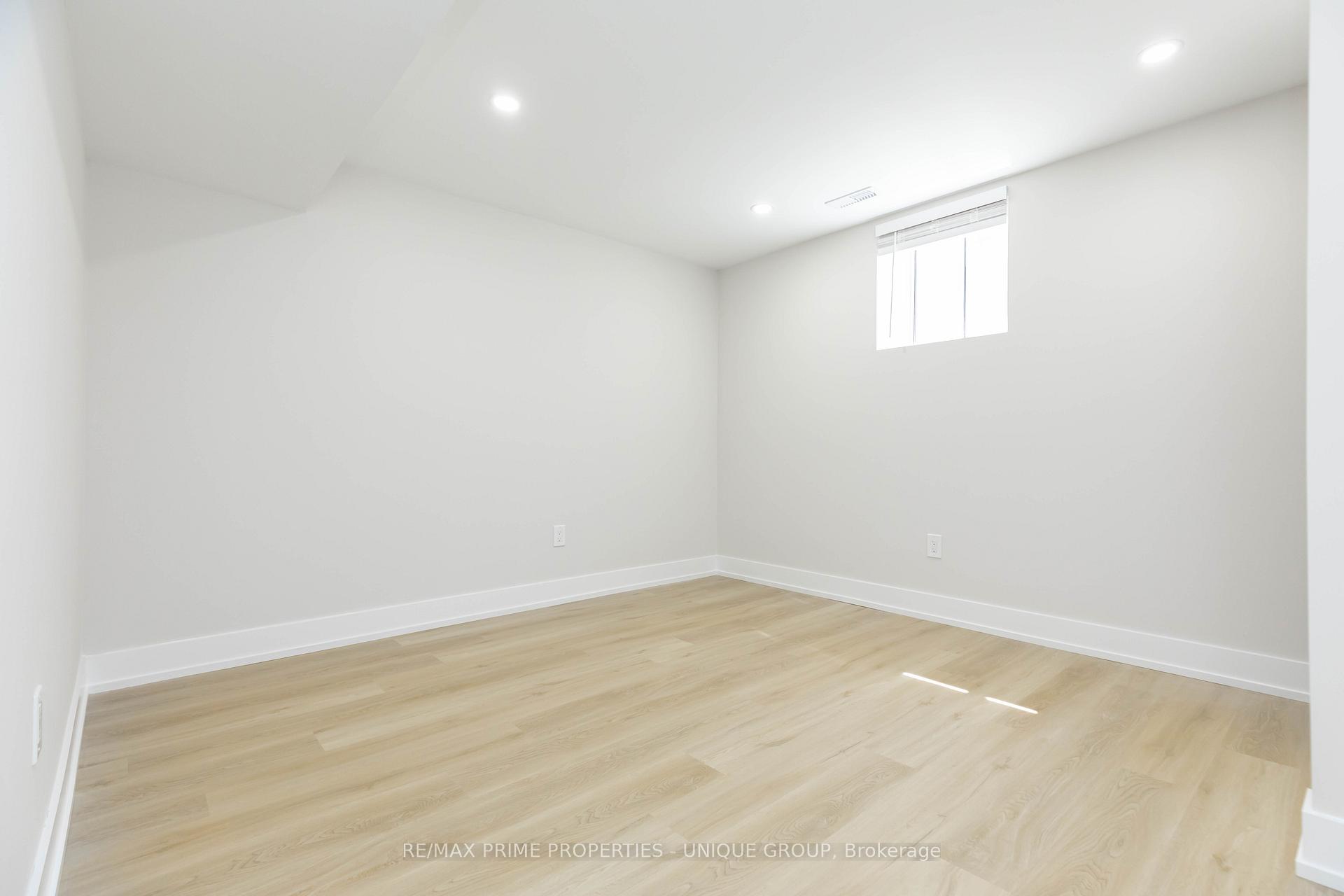 Photo 12 of Unit Lower, 10 Emmett Place E, Whitby, Pringle Creek — HOMEH