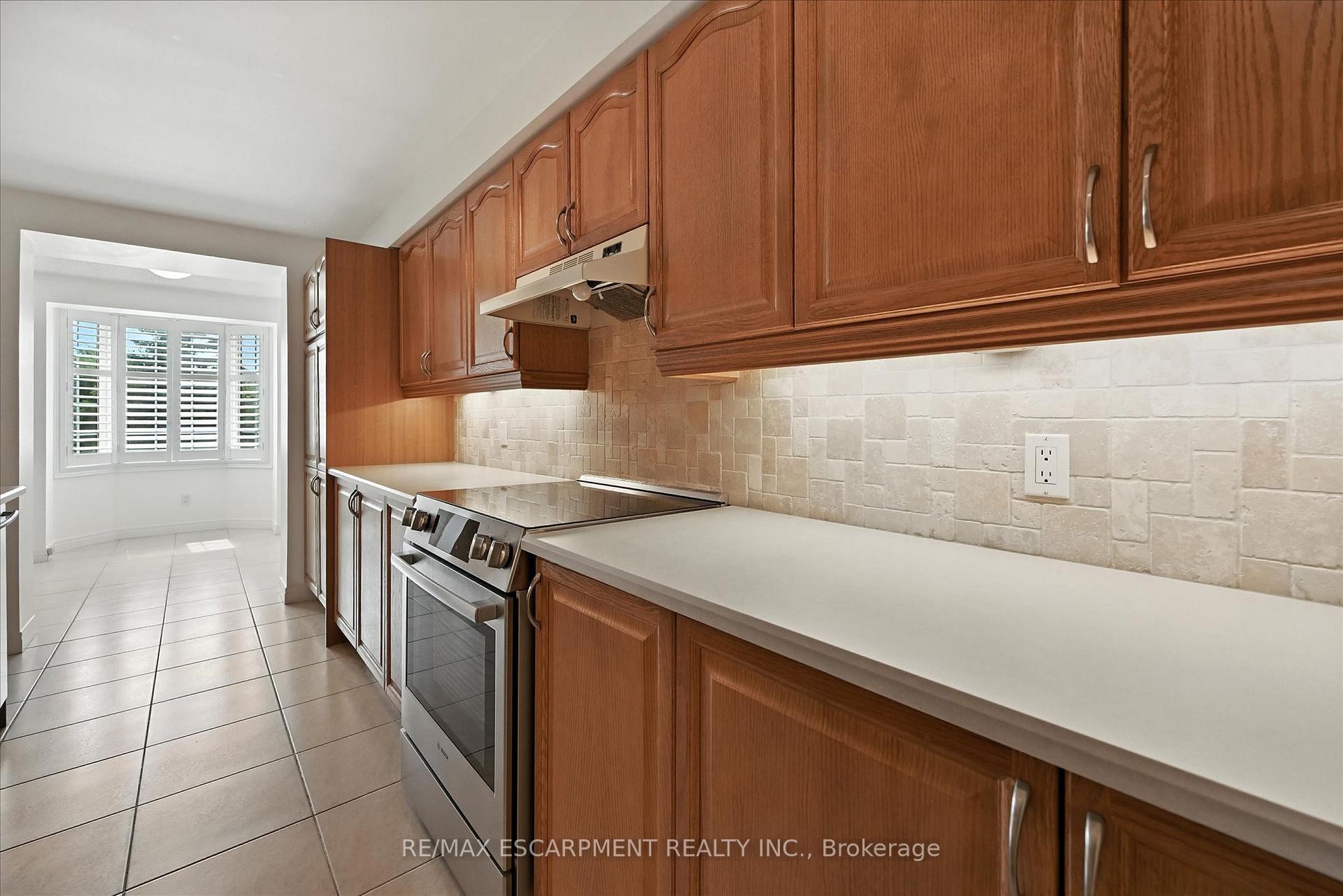 Photo 11 of Unit 204, 990 Golf Links Road, Hamilton, Ancaster — HOMEH
