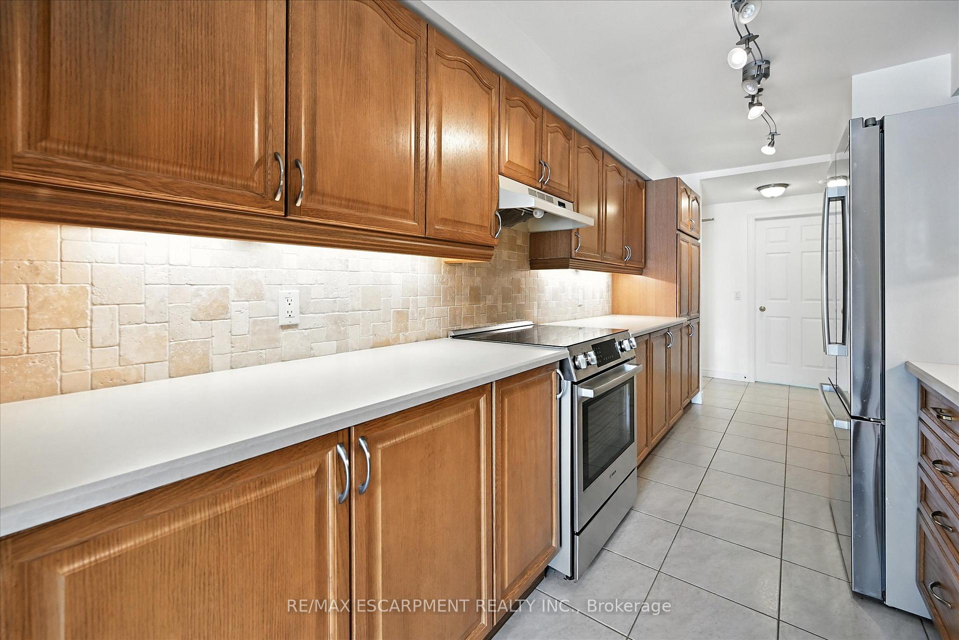 Photo 19 of Unit 204, 990 Golf Links Road, Hamilton, Ancaster — HOMEH