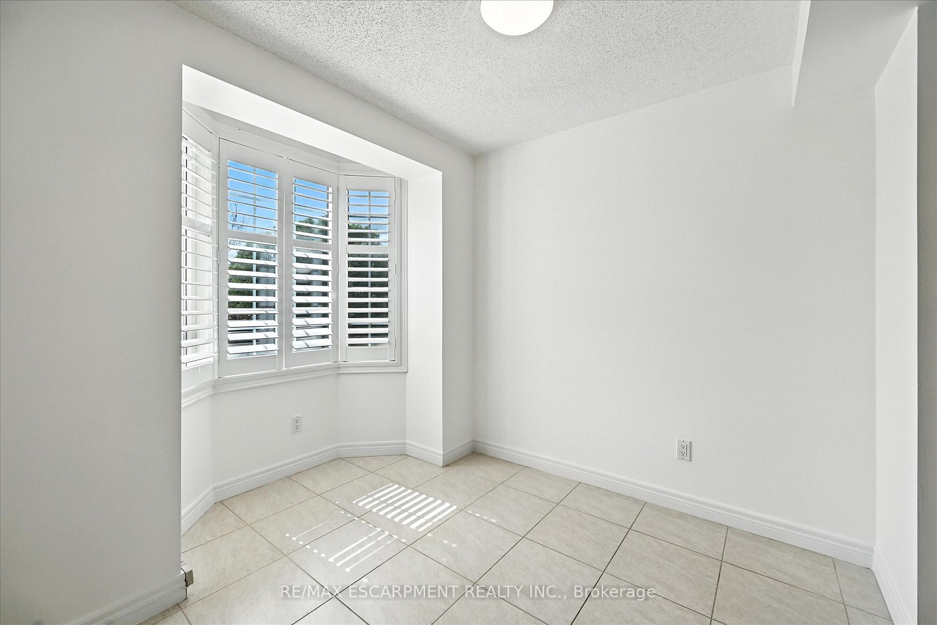 Photo 8 of Unit 204, 990 Golf Links Road, Hamilton, Ancaster — HOMEH