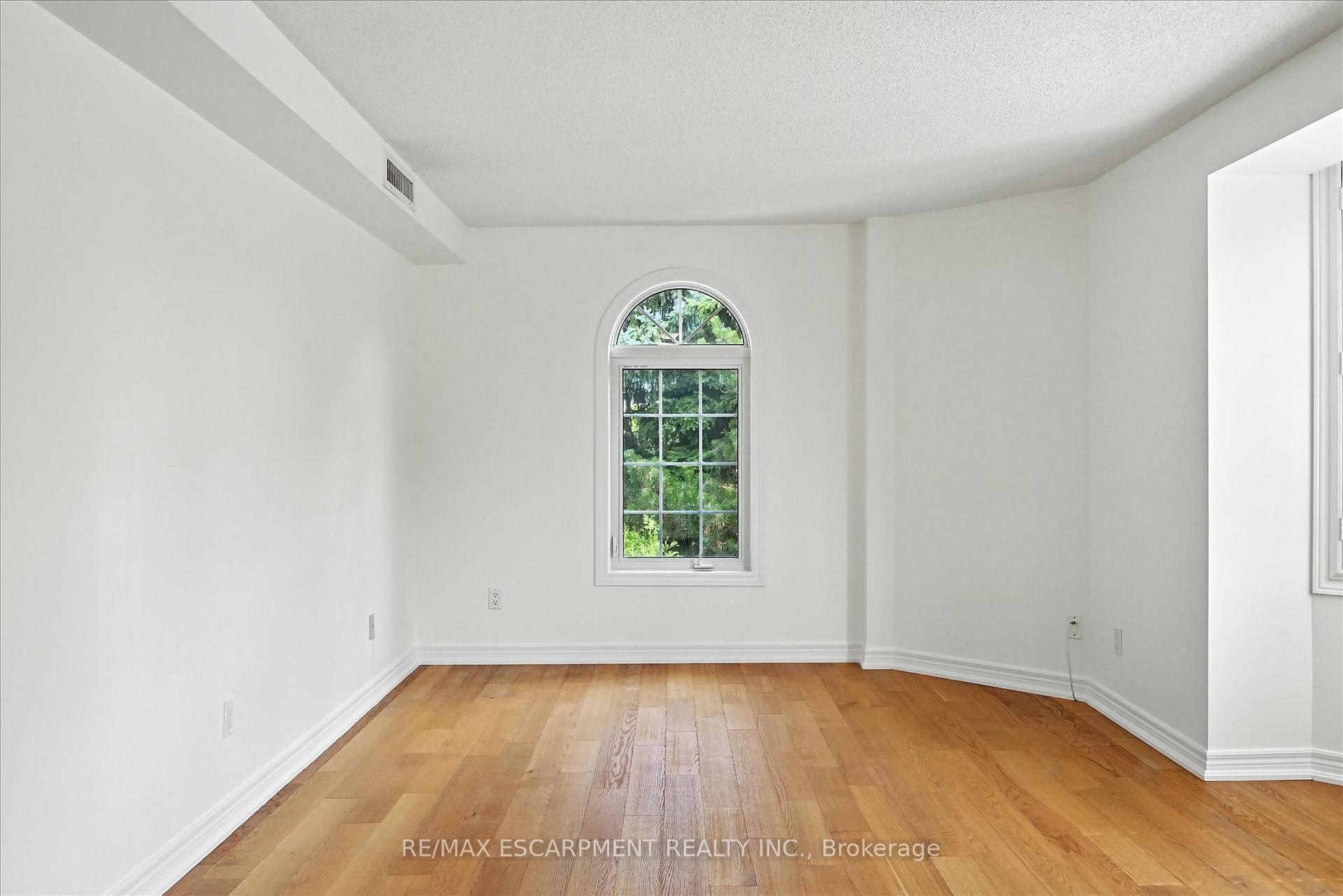 Photo 2 of Unit 204, 990 Golf Links Road, Hamilton, Ancaster — HOMEH