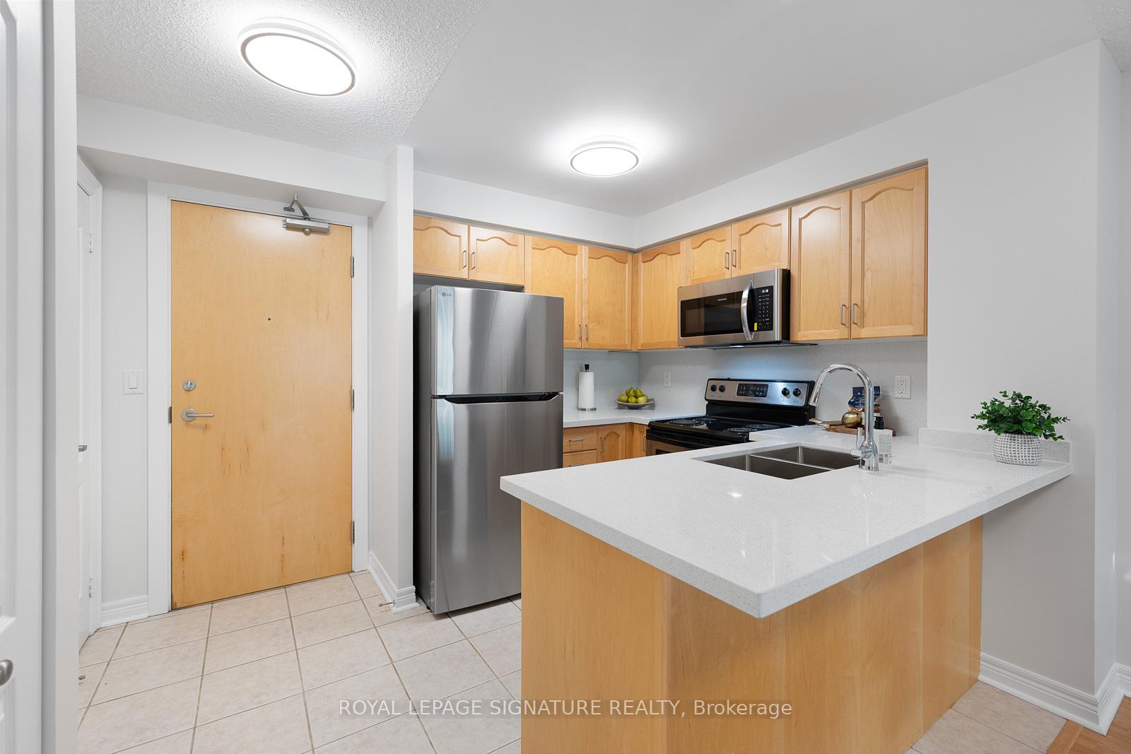 Photo 5 of Unit 605, 212 Eglinton Avenue E, Toronto, Mount Pleasant West — HOMEH