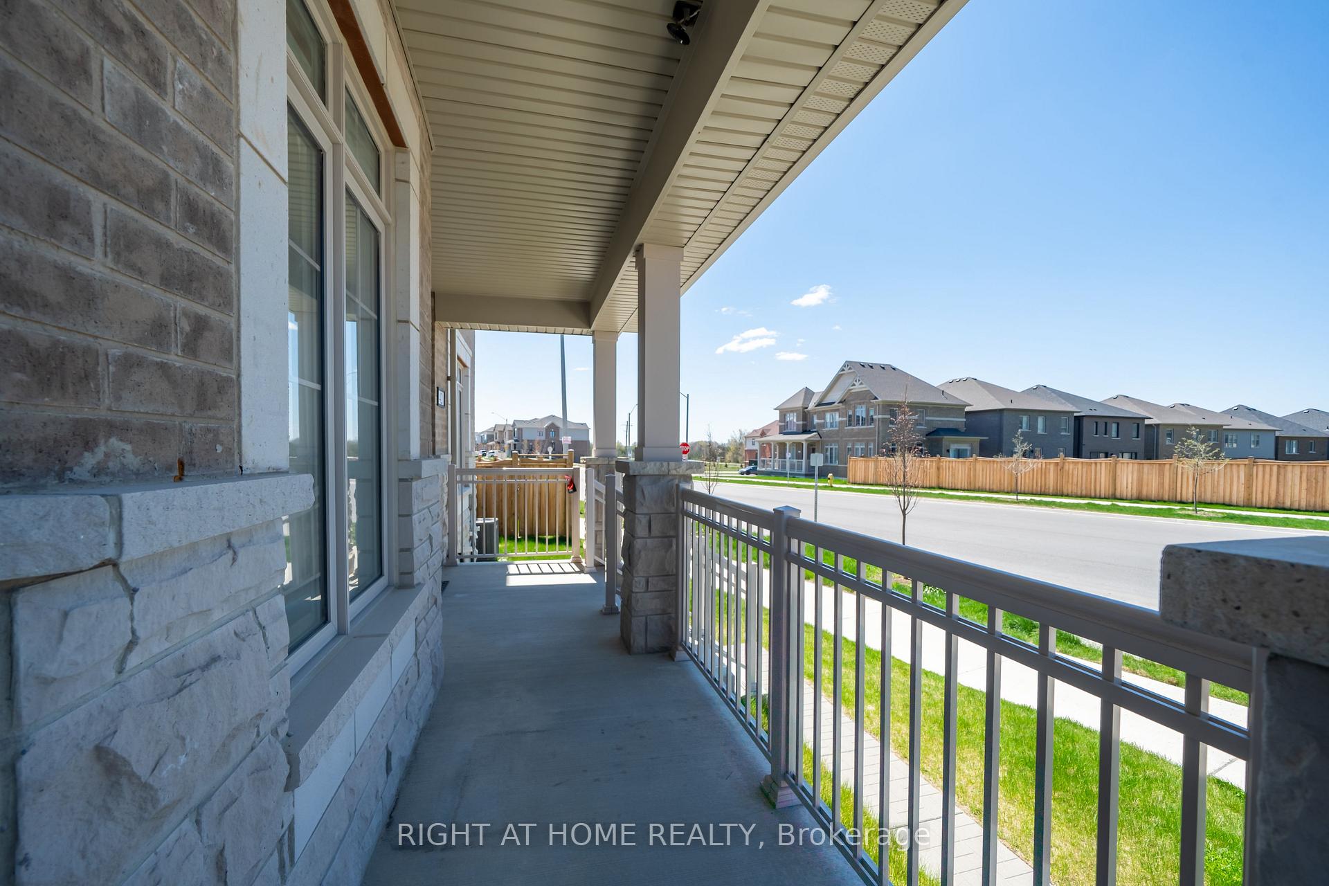 Photo 3 of 42 CopperHill Heights, Barrie, Rural Barrie Southeast — HOMEH