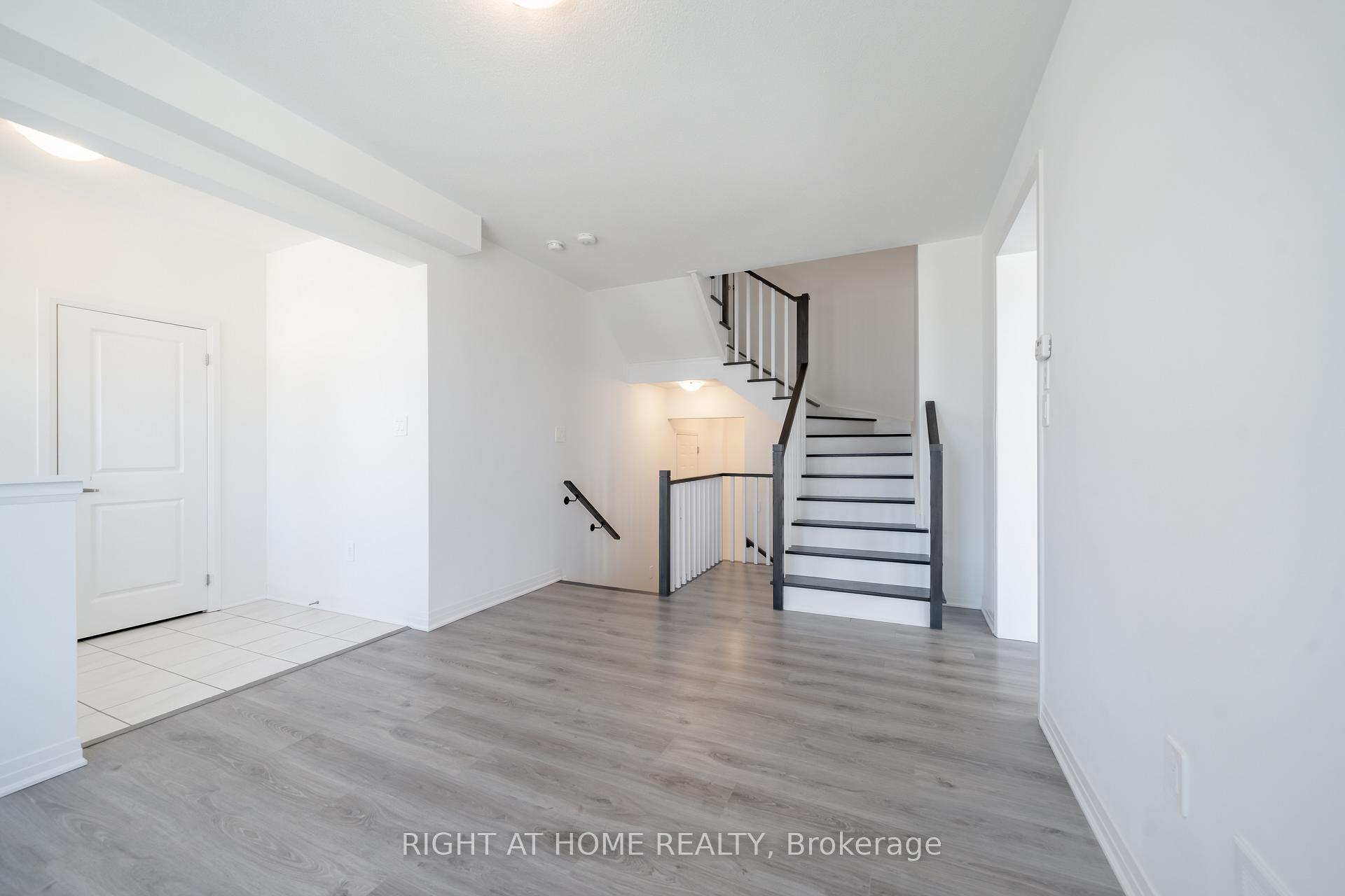Photo 5 of 42 CopperHill Heights, Barrie, Rural Barrie Southeast — HOMEH