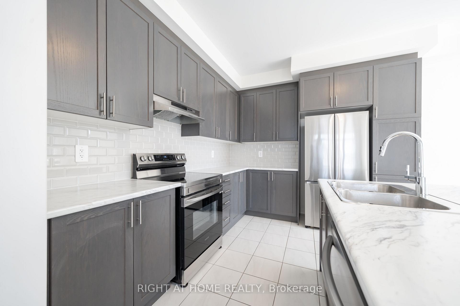 Photo 8 of 42 CopperHill Heights, Barrie, Rural Barrie Southeast — HOMEH