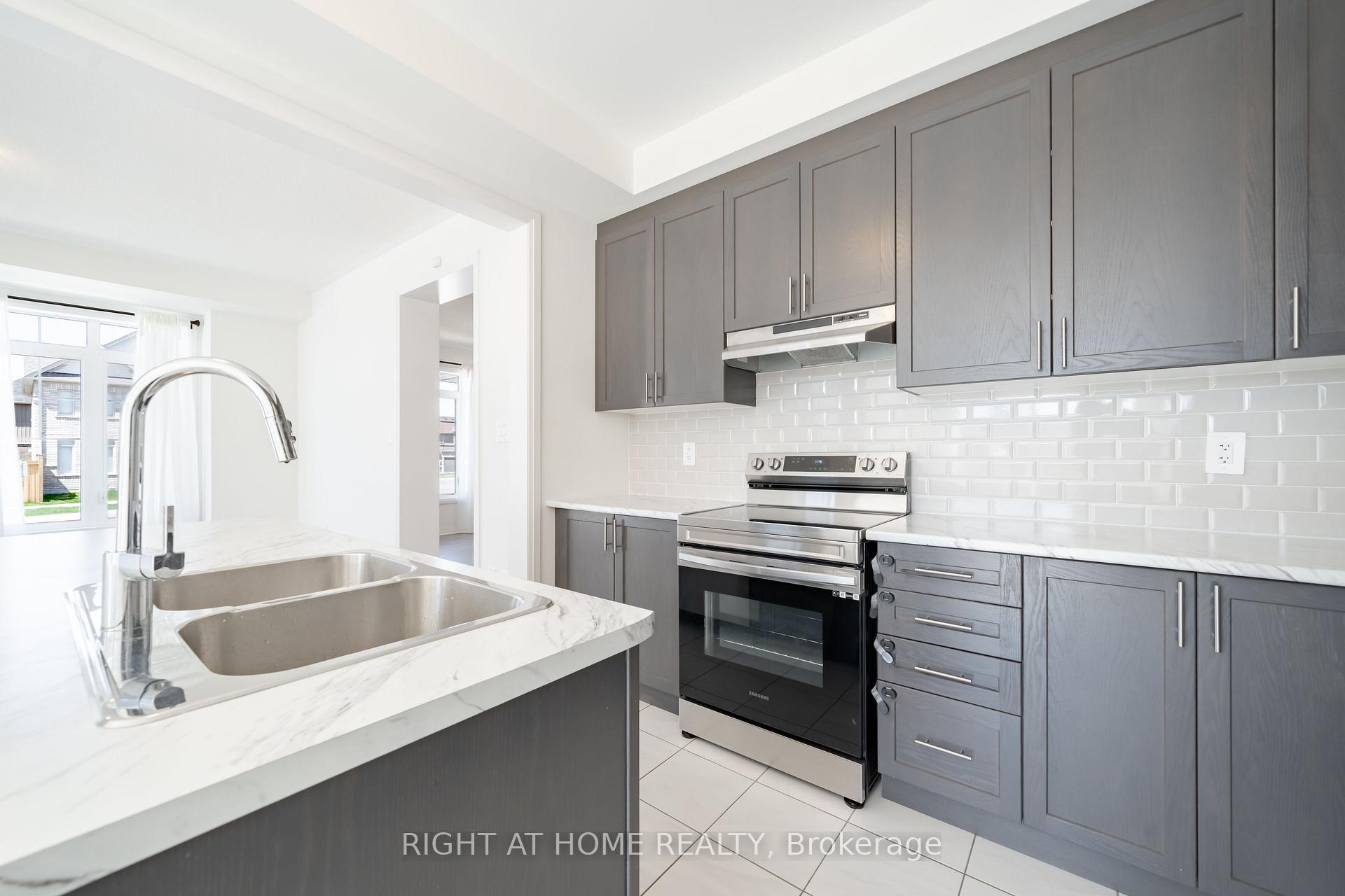 Photo 9 of 42 CopperHill Heights, Barrie, Rural Barrie Southeast — HOMEH