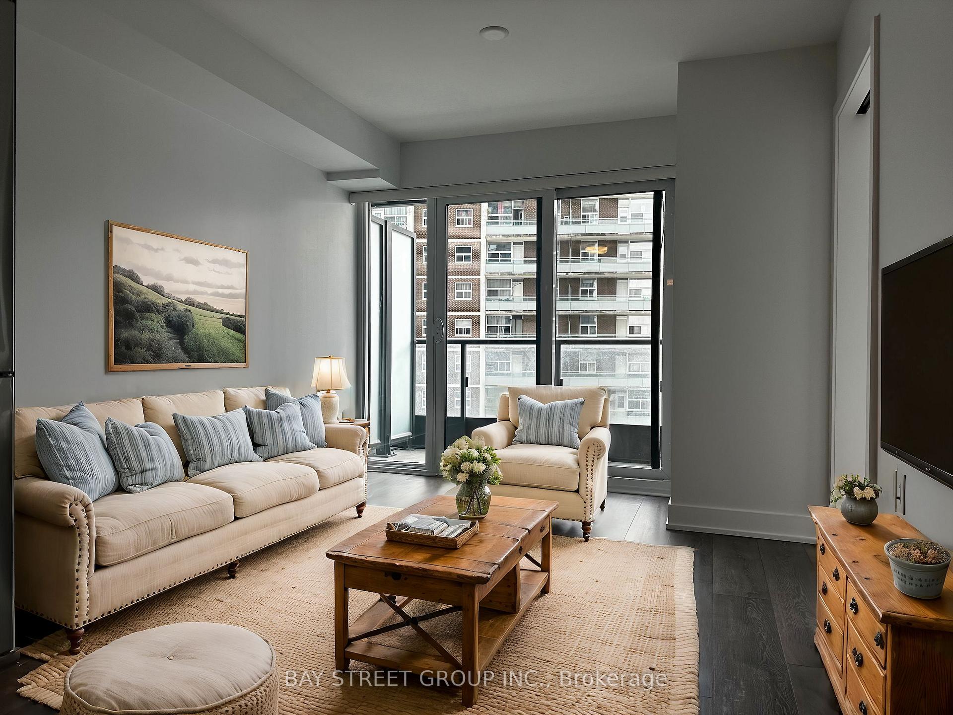 Front of Unit 921, 585 Bloor Street E