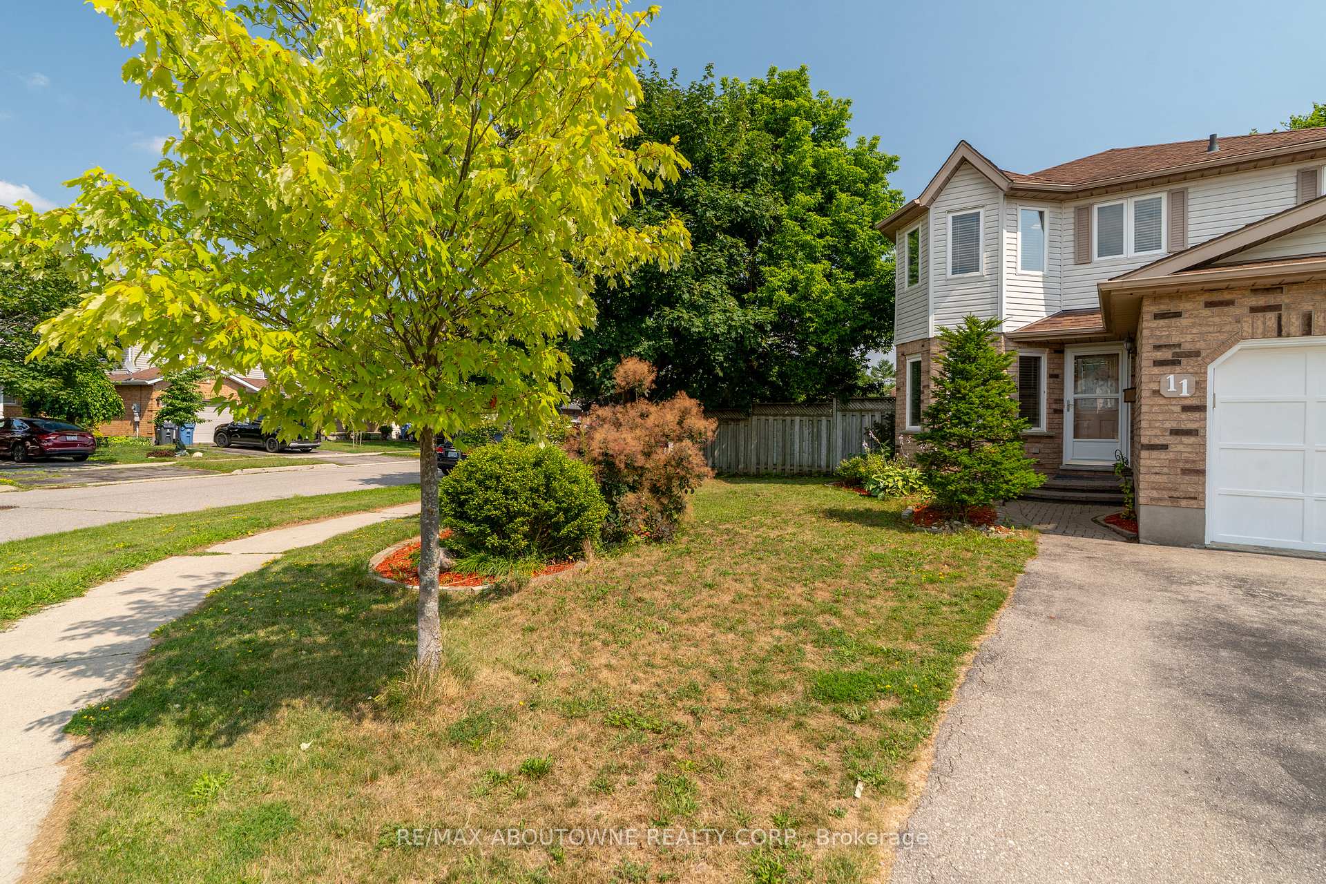 Photo 2 of 11 Bushmills Crescent, Guelph, Willow West/Sugarbush/West Acres — HOMEH