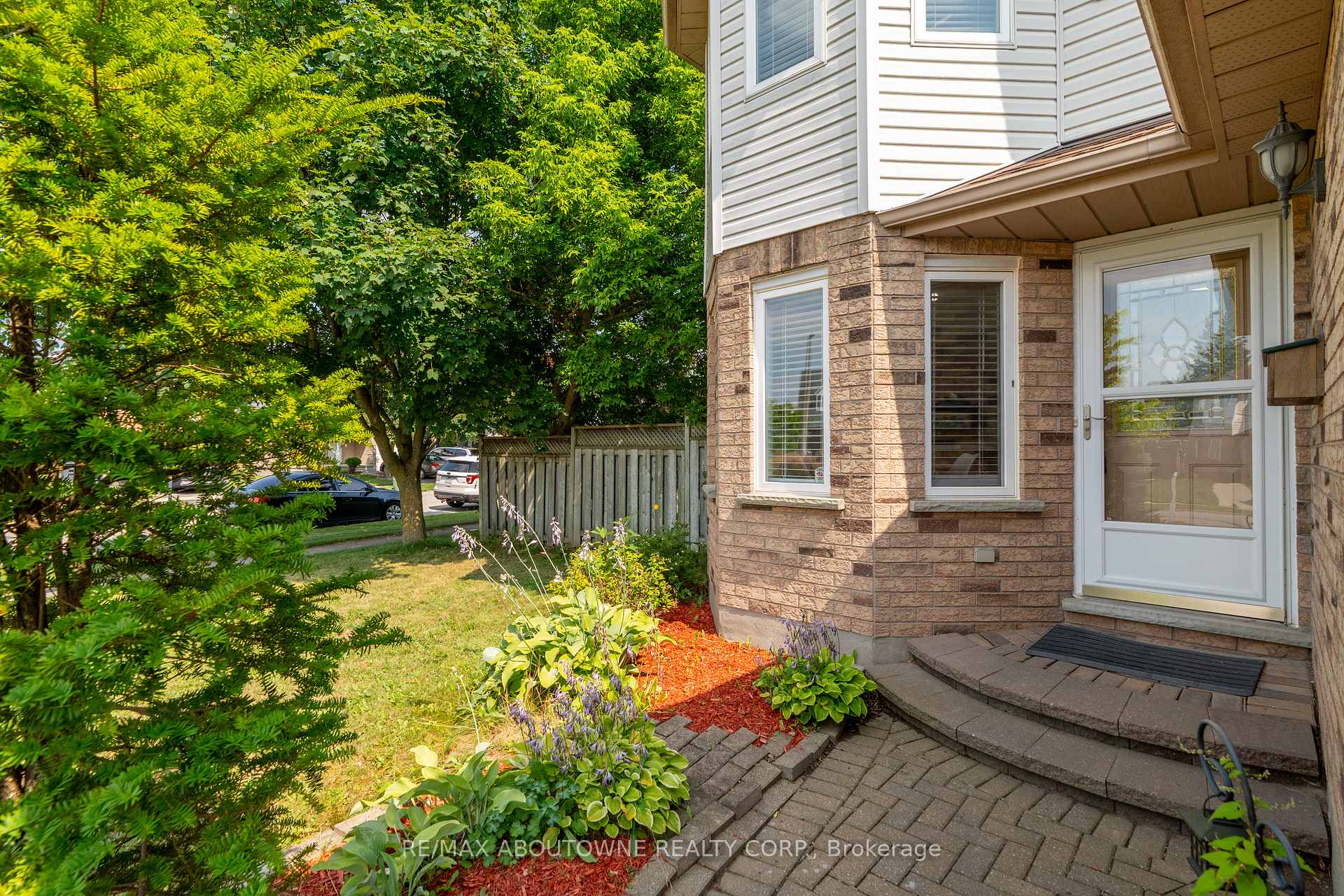 Photo 4 of 11 Bushmills Crescent, Guelph, Willow West/Sugarbush/West Acres — HOMEH