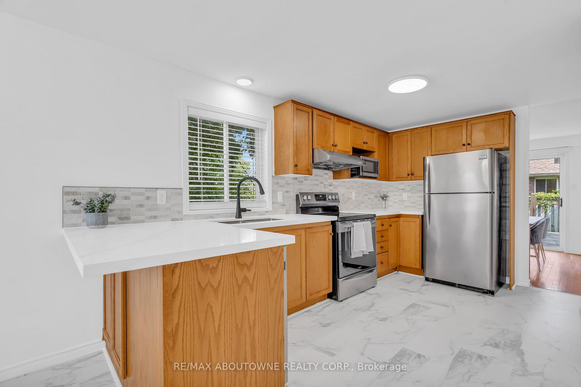 Photo 9 of 11 Bushmills Crescent, Guelph, Willow West/Sugarbush/West Acres — HOMEH