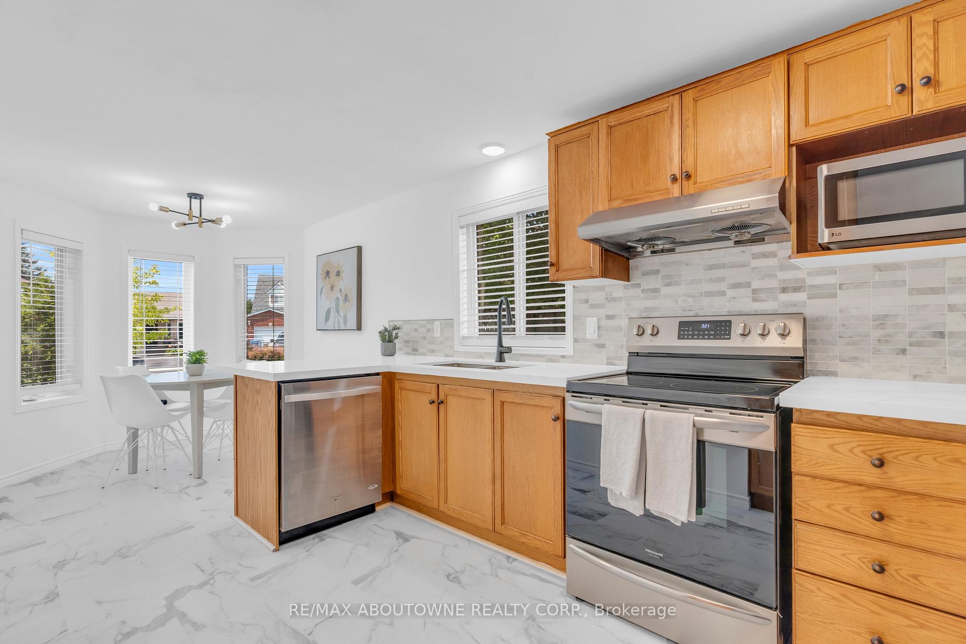 Photo 12 of 11 Bushmills Crescent, Guelph, Willow West/Sugarbush/West Acres — HOMEH