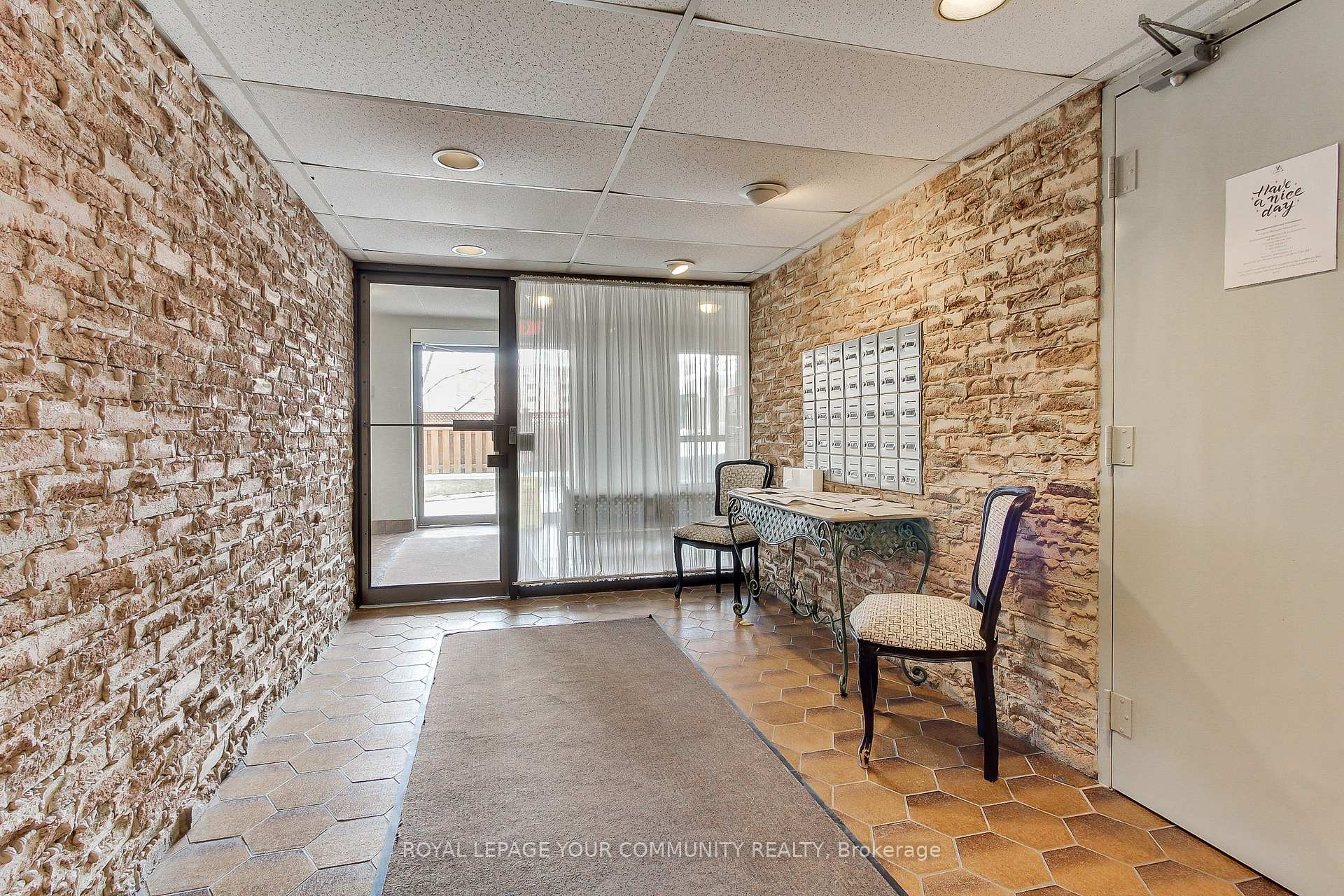 Photo 9 of Unit PH3, 15390 Yonge Street, Aurora, Aurora Village — HOMEH
