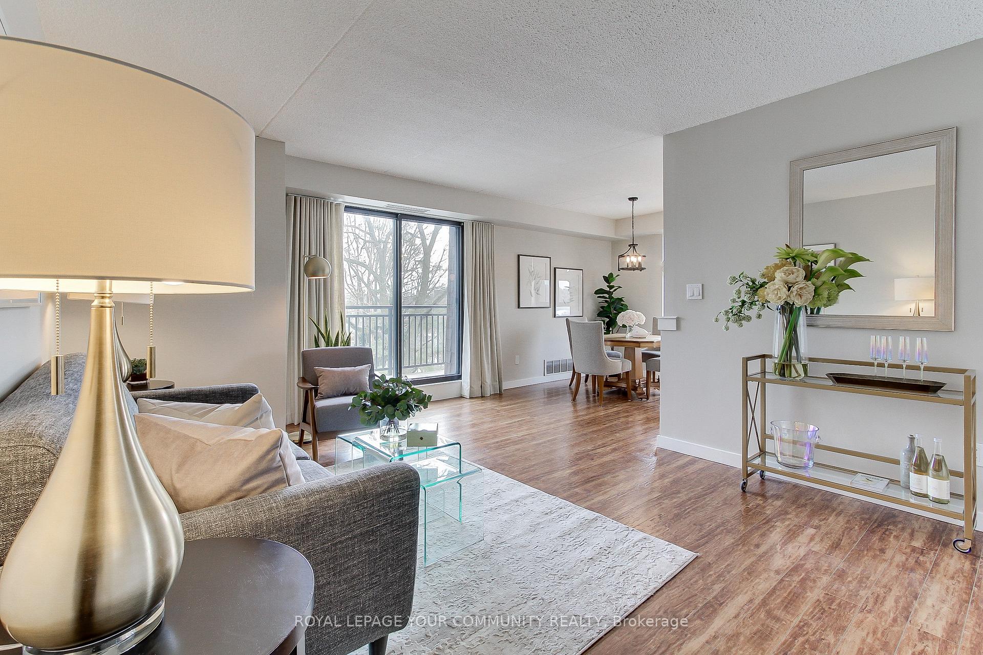 Photo 14 of Unit PH3, 15390 Yonge Street, Aurora, Aurora Village — HOMEH