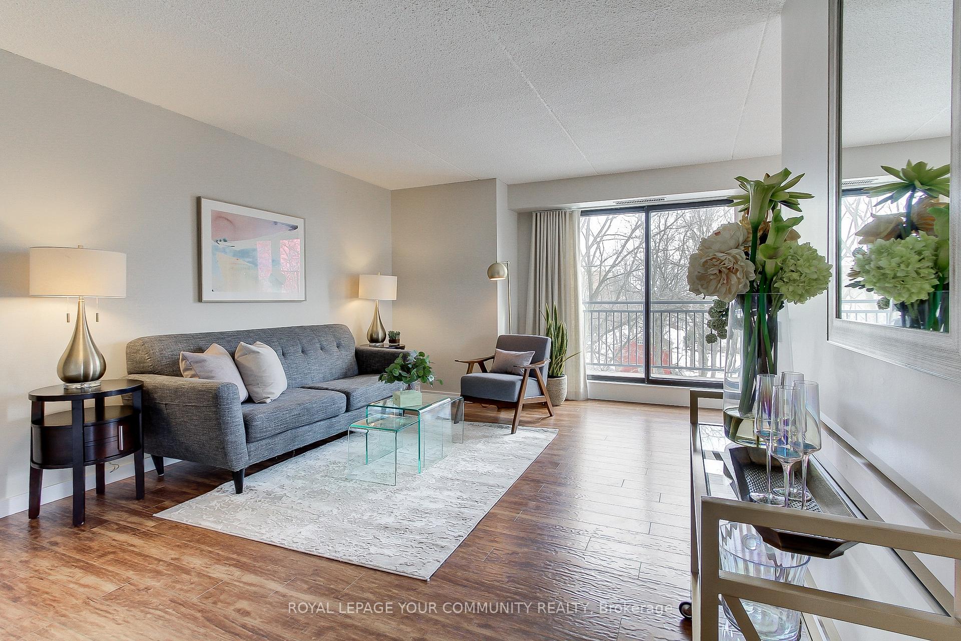 Photo 16 of Unit PH3, 15390 Yonge Street, Aurora, Aurora Village — HOMEH