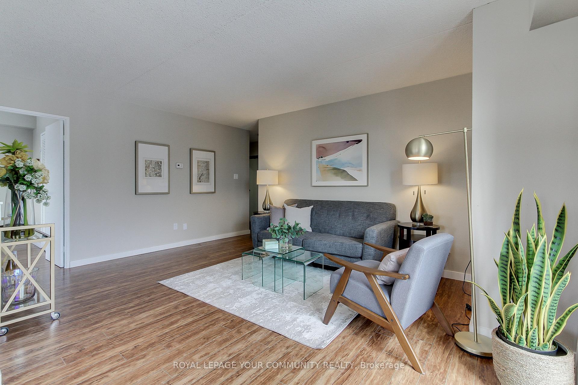 Photo 2 of Unit PH3, 15390 Yonge Street, Aurora, Aurora Village — HOMEH