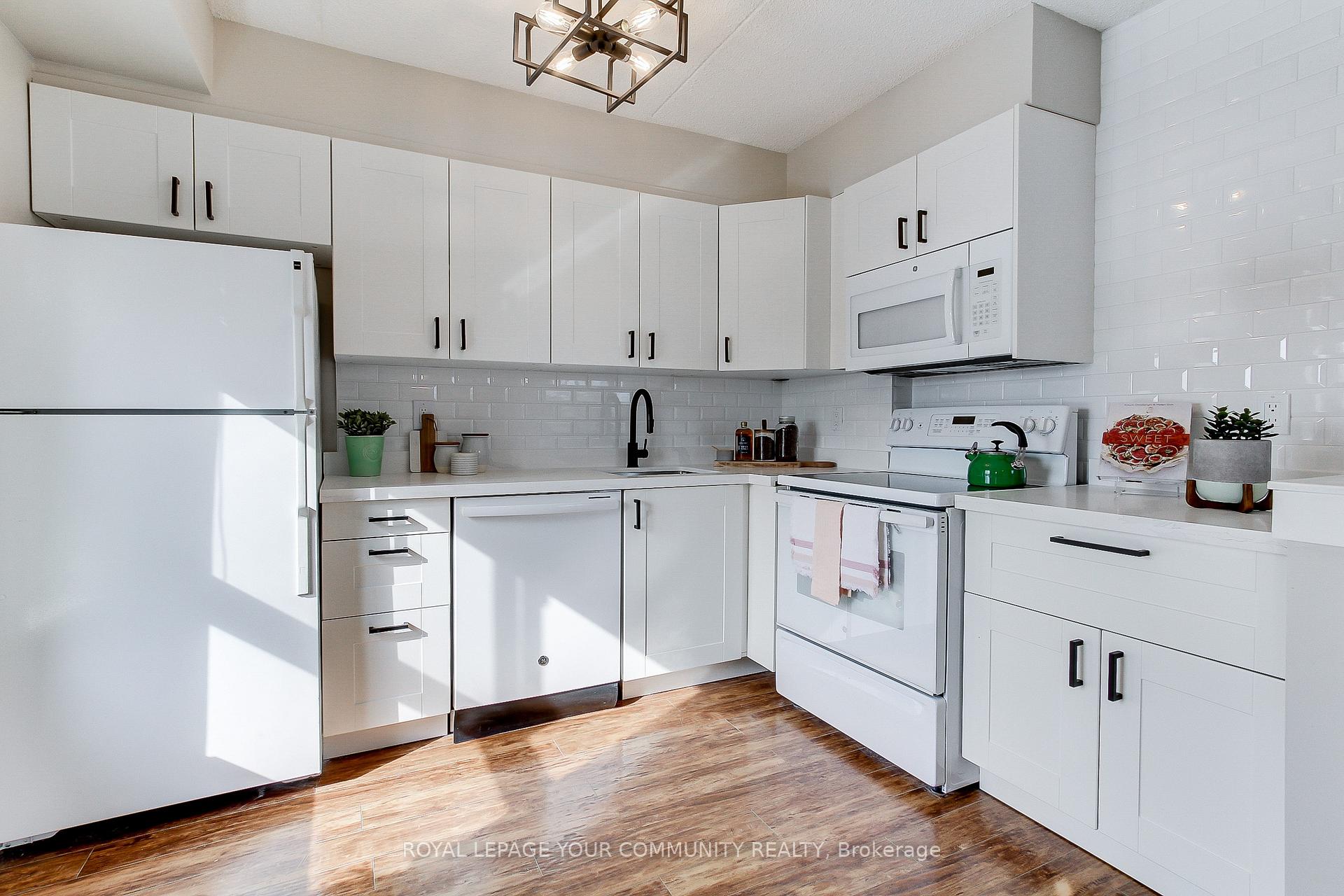 Photo 7 of Unit PH3, 15390 Yonge Street, Aurora, Aurora Village — HOMEH