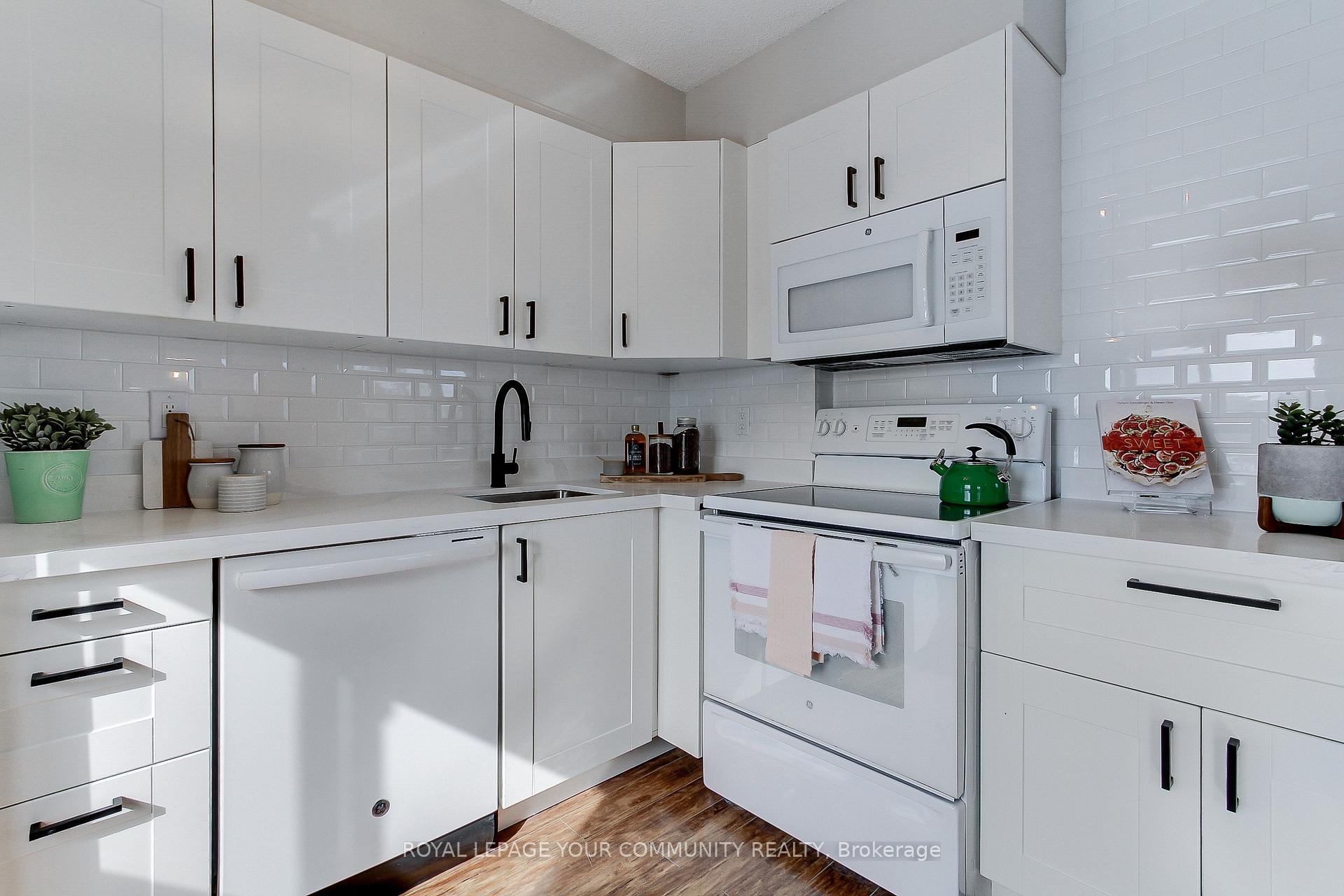 Photo 3 of Unit PH3, 15390 Yonge Street, Aurora, Aurora Village — HOMEH