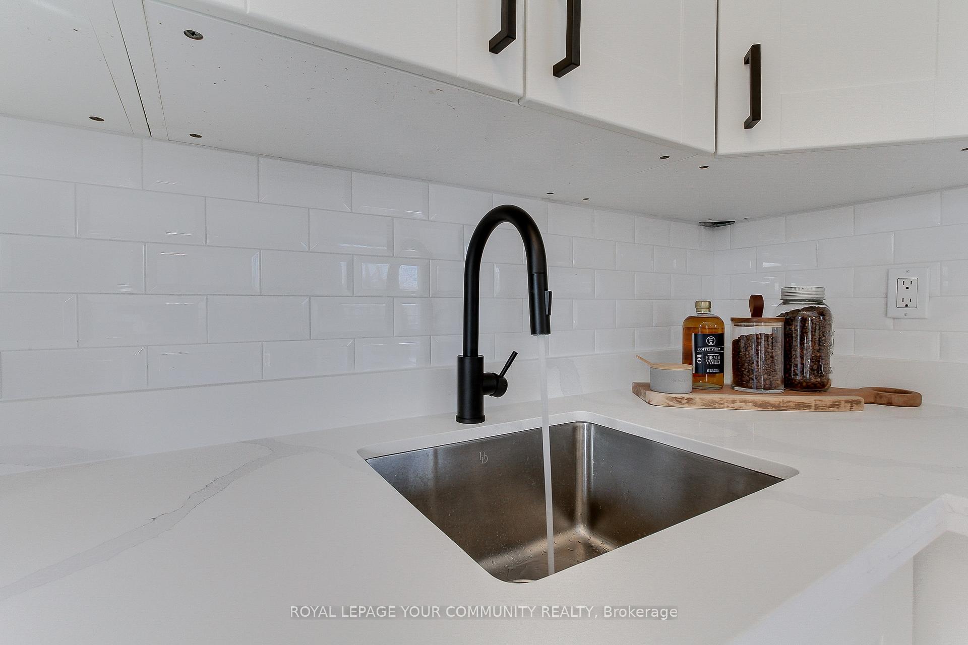 Photo 13 of Unit PH3, 15390 Yonge Street, Aurora, Aurora Village — HOMEH