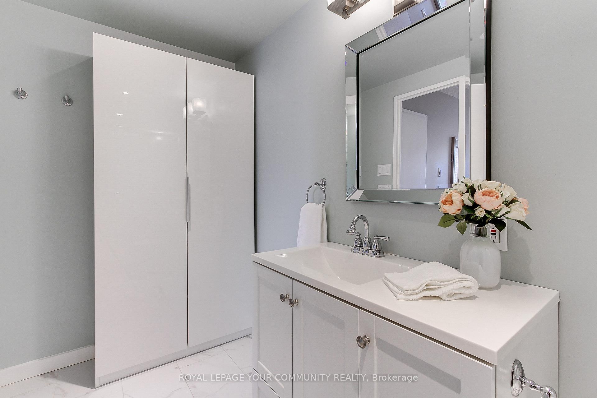 Photo 11 of Unit PH3, 15390 Yonge Street, Aurora, Aurora Village — HOMEH