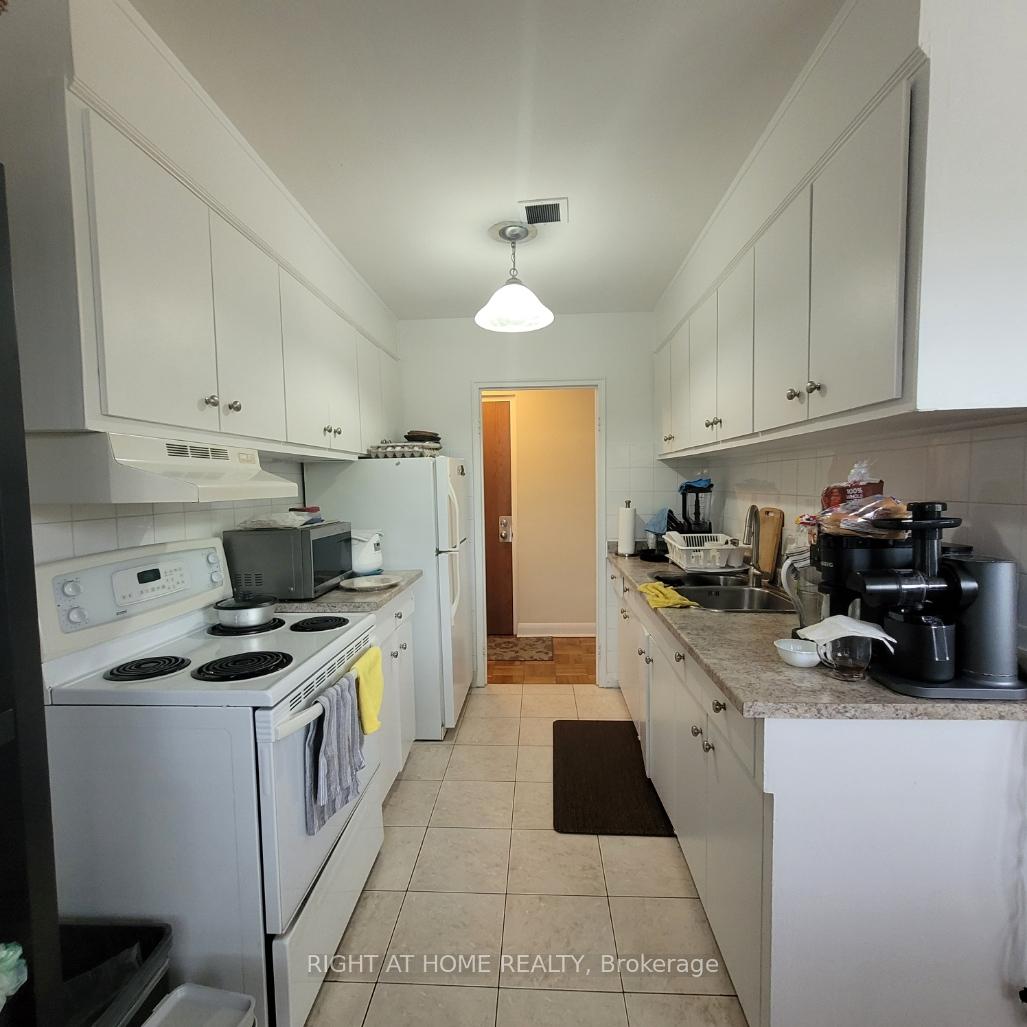 Photo 2 of Unit 208, 2125 Avenue Road, Toronto, Bedford Park-Nortown — HOMEH