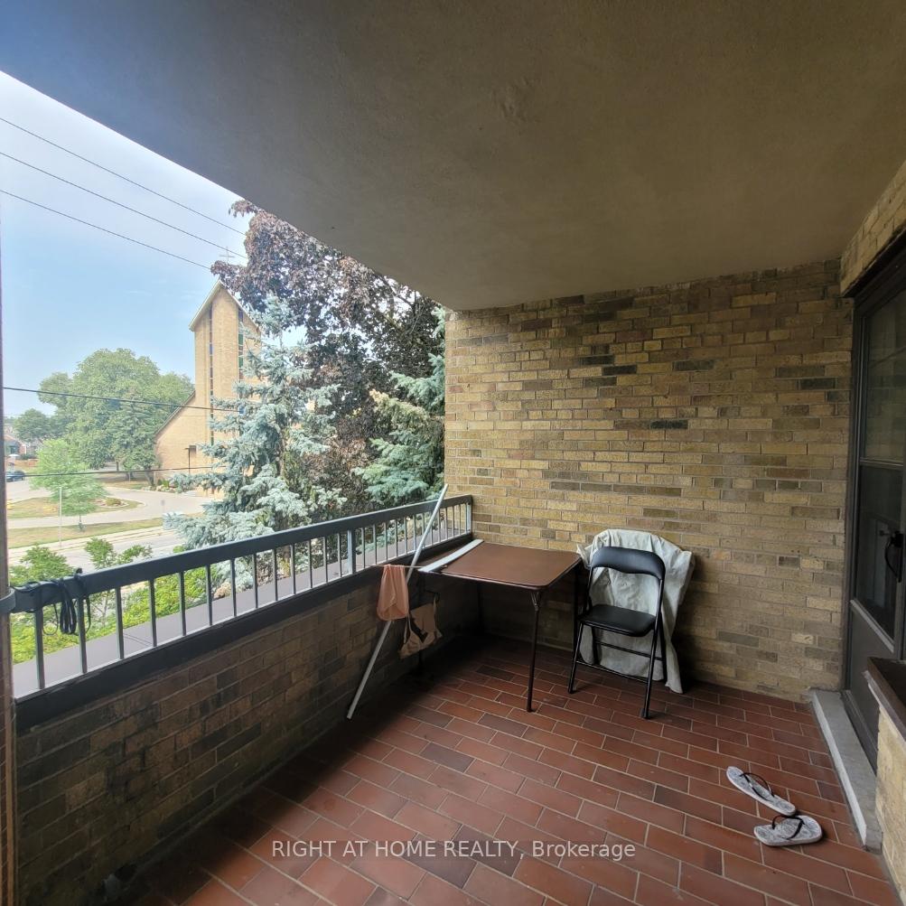 Photo 4 of Unit 208, 2125 Avenue Road, Toronto, Bedford Park-Nortown — HOMEH