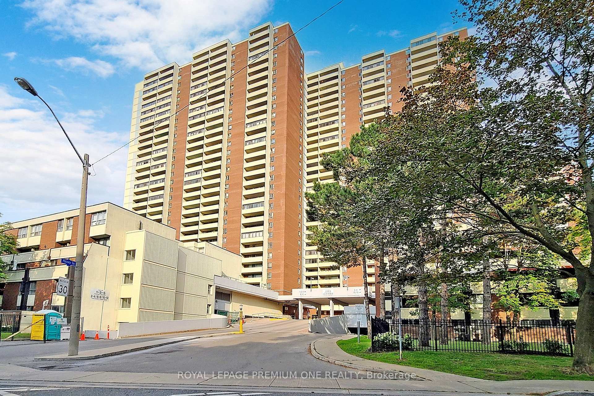 Photo 5 of Unit PH19, 1 Massey Square, Toronto, Crescent Town — HOMEH