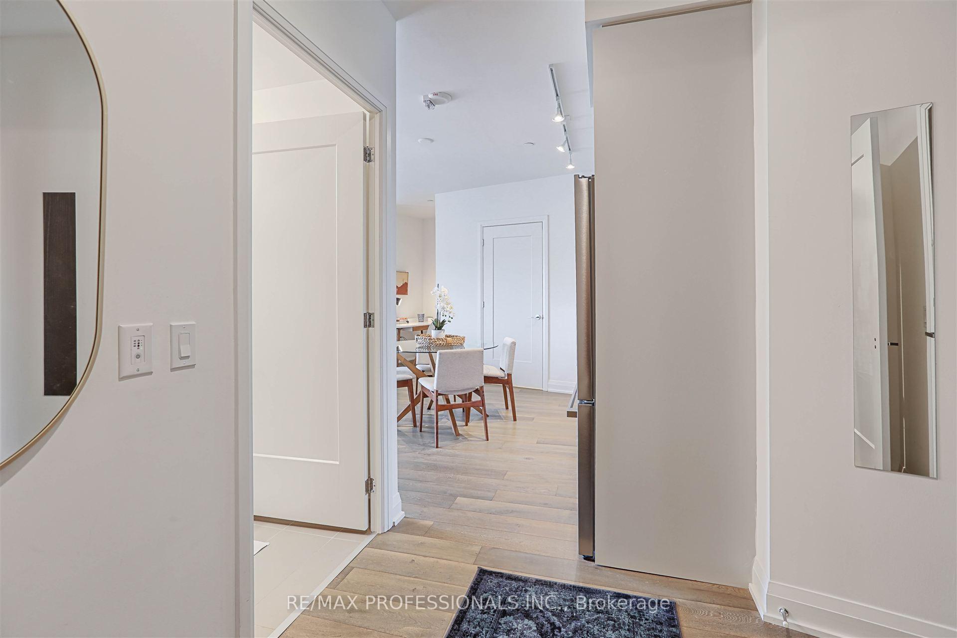 Front of Unit 907, 293 The Kingsway