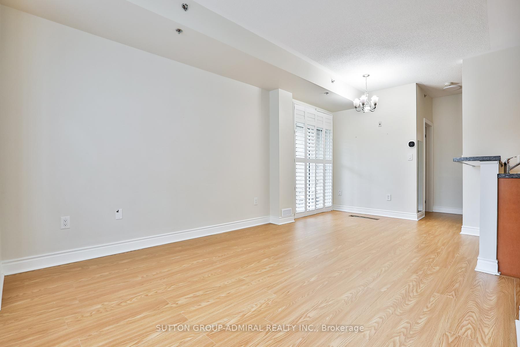 Photo 5 of Unit 12, 8 Brighton Place, Vaughan, Crestwood-Springfarm-Yorkhill — HOMEH