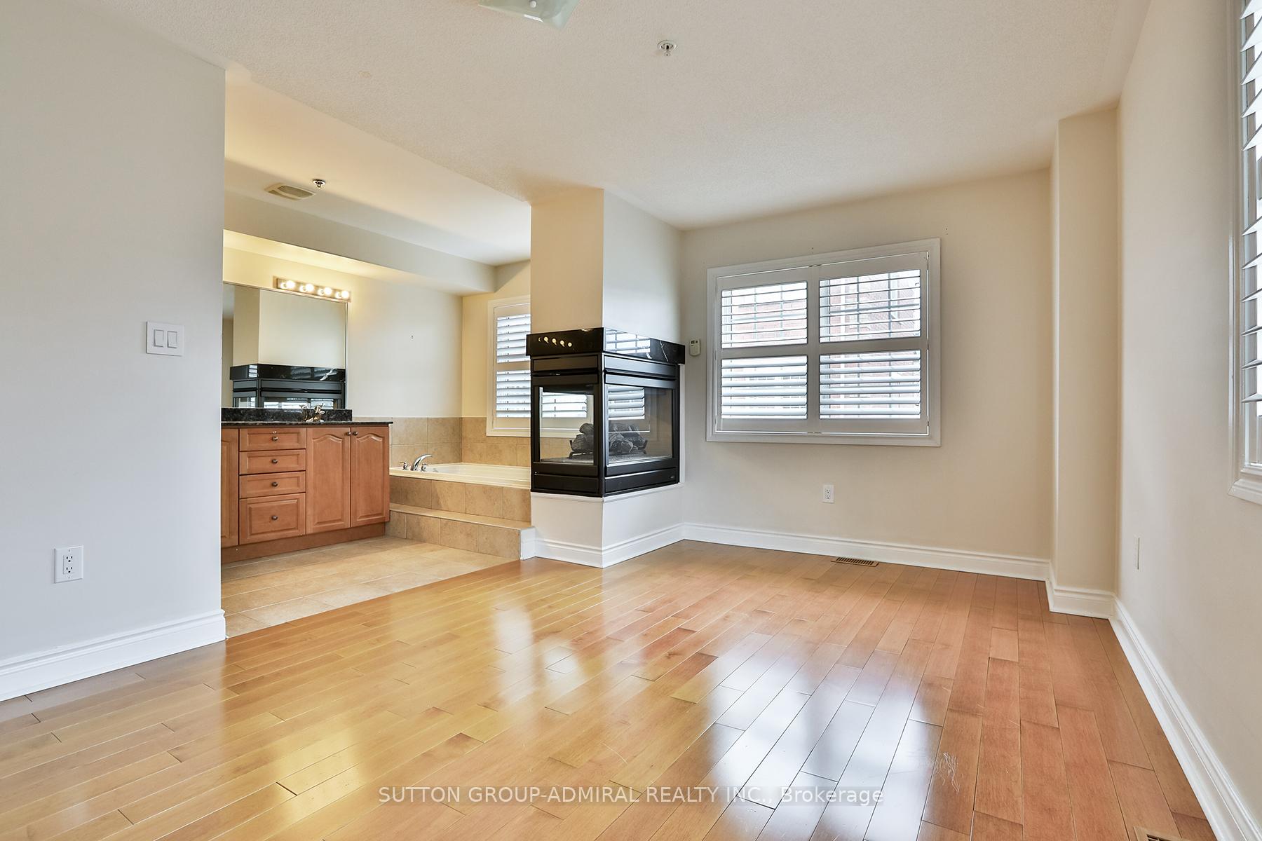 Photo 4 of Unit 12, 8 Brighton Place, Vaughan, Crestwood-Springfarm-Yorkhill — HOMEH
