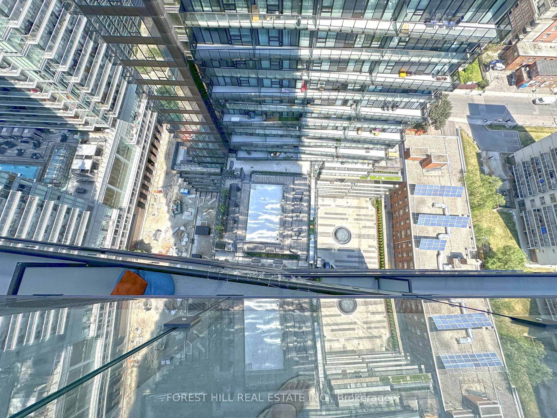 Photo 4 of Unit 2408, 127 Broadway Avenue, Toronto, Mount Pleasant West — HOMEH