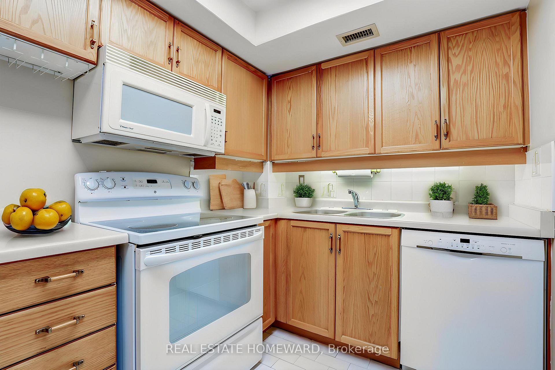 Photo 10 of Unit 411, 65 Scadding Avenue S, Toronto, Waterfront Communities — HOMEH