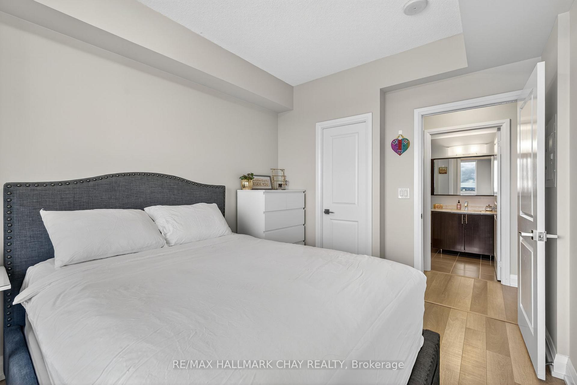 Photo 5 of Unit 2105, 7171 Yonge Street, Markham, Thornhill — HOMEH