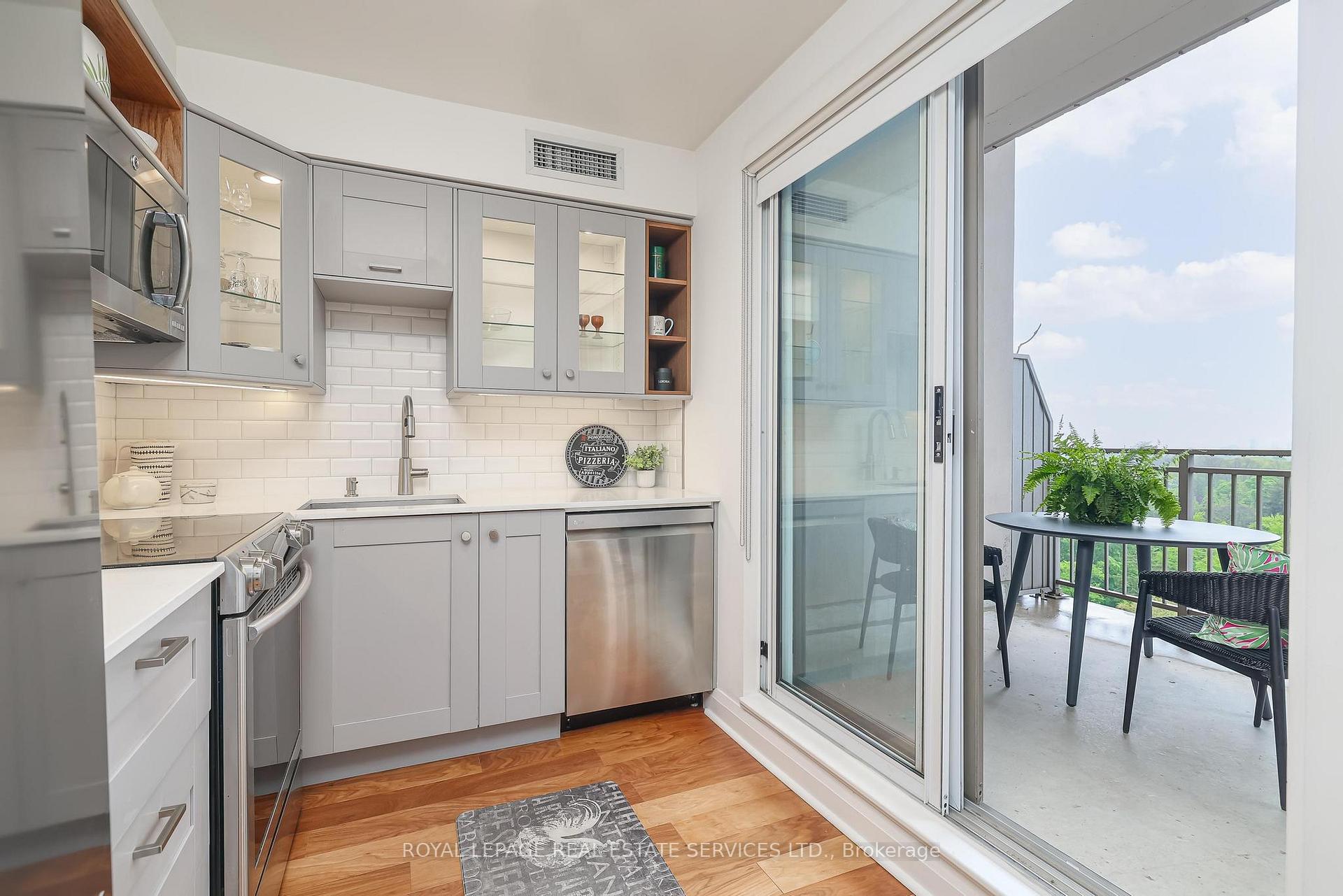 Photo 4 of Unit 1106, 18 Merton Street, Toronto, Mount Pleasant West — HOMEH